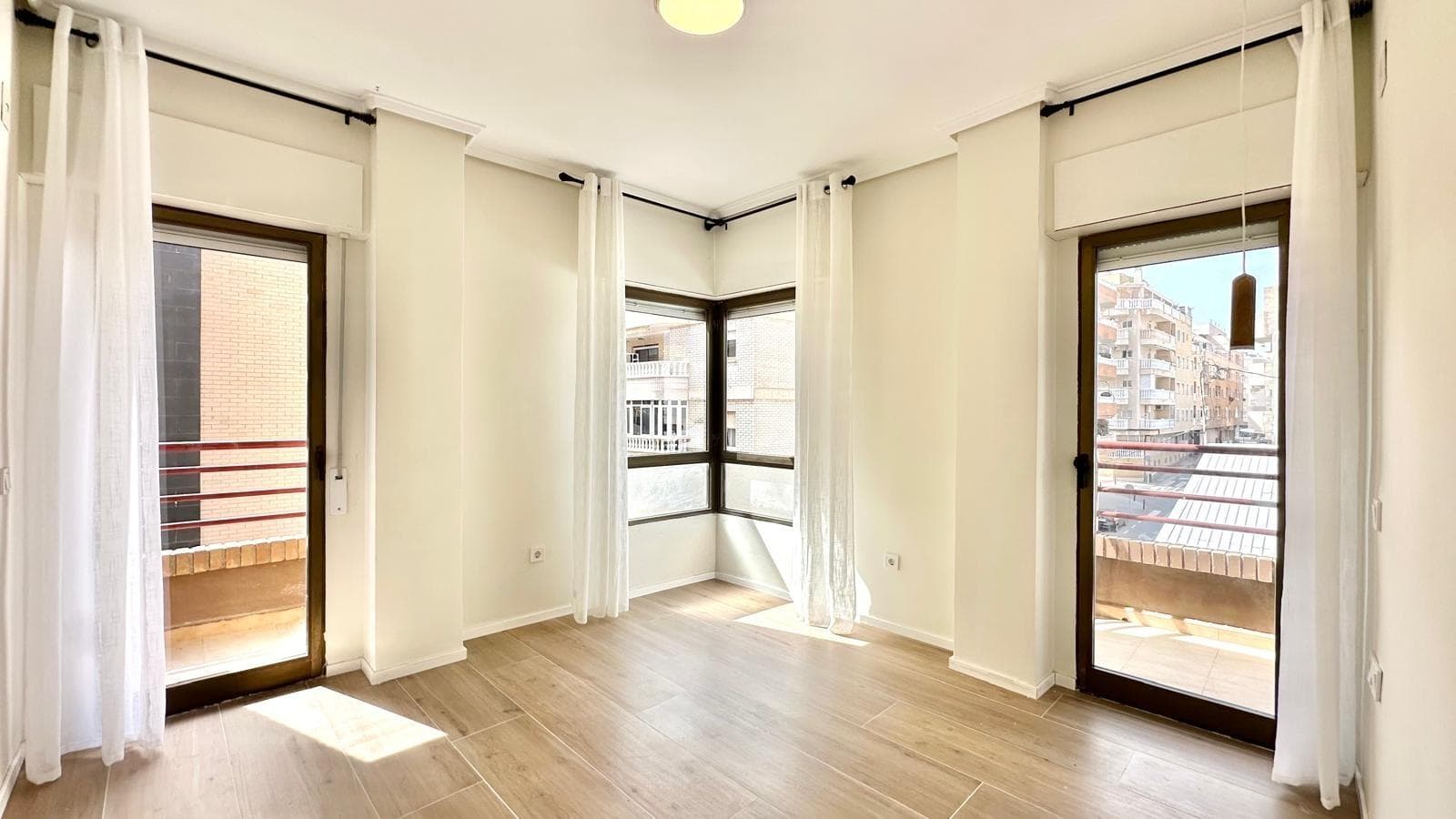 This is an excellent opportunity to purchase a spacious and bright flat located just 850 metres from the sea, in a prime location that combines proximity to the coast with the convenience of having all necessary amenities nearby. This property stands out for its meticulous full refurbishment, its functional layout and the quality of the materials used, making it an ideal choice both as a primary residence and as a property investment. The property features three bedrooms, all of a suitable size to accommodate different family or functional needs. These spaces have been designed to offer comfort, privacy and versatility, and can be used as master bedrooms, guest rooms, an office or a guest area. The two fully fitted bathrooms, which have also been refurbished, feature a modern, practical and elegant design, with high-quality finishes that ensure durability and comfort in daily use. One of the standout features of this flat is its west-facing orientation, a feature that allows natural light to flood in for much of the day, particularly in the afternoon. This orientation creates a warm and welcoming atmosphere, whilst also allowing you to enjoy pleasant sunsets from the property’s outdoor spaces. The property has undergone a comprehensive refurbishment, including a complete overhaul of the electrical and plumbing systems, which represents significant added value in terms of safety, efficiency and peace of mind for the future owner. Furthermore, high-quality materials have been used throughout the finishes, reflecting a superior standard in every detail of the property. The smooth walls lend a modern, clean style, enhancing the overall aesthetic and making maintenance easier. The fully equipped kitchen has been designed with functionality and comfort in mind. It features quality appliances, offering a practical and well-organised space for everyday use. The kitchen leads directly onto a utility room, an additional space that is particularly useful as a laundry or storage area, further optimising the layout of the home. The flat also features two balconies, outdoor features that add significant value. These spaces allow you to enjoy the fresh air without leaving home, making them ideal for moments of relaxation, reading or sharing pleasant evenings. The presence of several external areas helps to improve cross-ventilation and the natural light within the property. Overall, this property stands out for its excellent condition, its high-quality comprehensive refurbishment, its favourable orientation and its proximity to the sea. The combination of all these factors positions it as a highly competitive option within the current market. In short, this is a ready-to-move-in flat, offering comfort, style and functionality in a prime location, making it an ideal opportunity both for those seeking a permanent home and for those interested in a secure investment with high potential for returns.