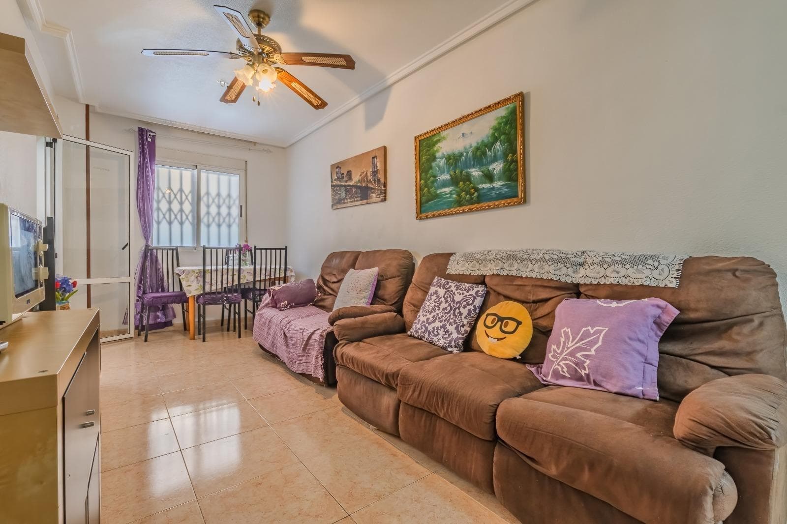 🏡✨ APARTMENT WITH TERRACE AND COMMUNAL POOL IN THE HEART OF TORREVIEJA ✨🏡 A cozy apartment is for sale in the very center of Torrevieja, ideal for year-round living, investment, or as a holiday home. 🌞 The apartment has 44 m², distributed into 1 bedroom, 1 bathroom, a living-dining room, a kitchen, and a lovely terrace perfect for enjoying the Mediterranean climate. 🌿☕️ In addition, the complex has a communal pool, a great bonus for enjoying the summer without leaving home. 🏊‍♀️💦 📍 Location: Torrevieja City Center 🛏️ 1 bedroom 🛁 1 bathroom 📐 44 m² 🌿 Terrace 🏊‍♀️ Communal pool 💶 Property Tax (IBI): €160 per year 🏘️ Community fees: €28 per month A perfect opportunity in a central location, close to all amenities, shops, restaurants, and just a short distance from the sea. 🌊✨