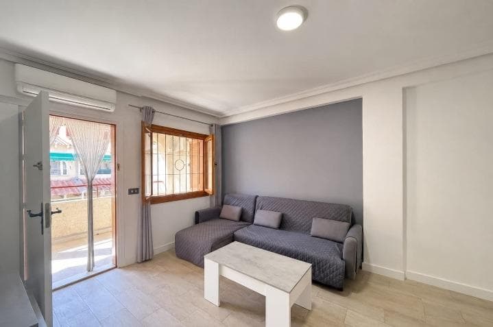 🏖️✨ Seaside opportunity in La Acequión! ✨🏖️ 🌊 Apartment just **50 meters from La Acequión Beach** 📐 **73 m²** of living space 🛏️ **2 bedrooms** 🛁 **1 bathroom** 🍽️ **Separate kitchen** 🚗 Includes **private garage** 💰 Annual property tax (IBI): **€190** 🏢 Community fees: only **€20/month** ☀️ Ideal property for year-round living, holidays, or as an investment. 📍Excellent location, close to supermarkets, restaurants, the promenade, and all amenities. 🏡 Comfortable, bright, and with the peace of mind of having your own private garage 🔑🚘 🌴 Just steps from the beach and ready to enjoy the Mediterranean! 🌴