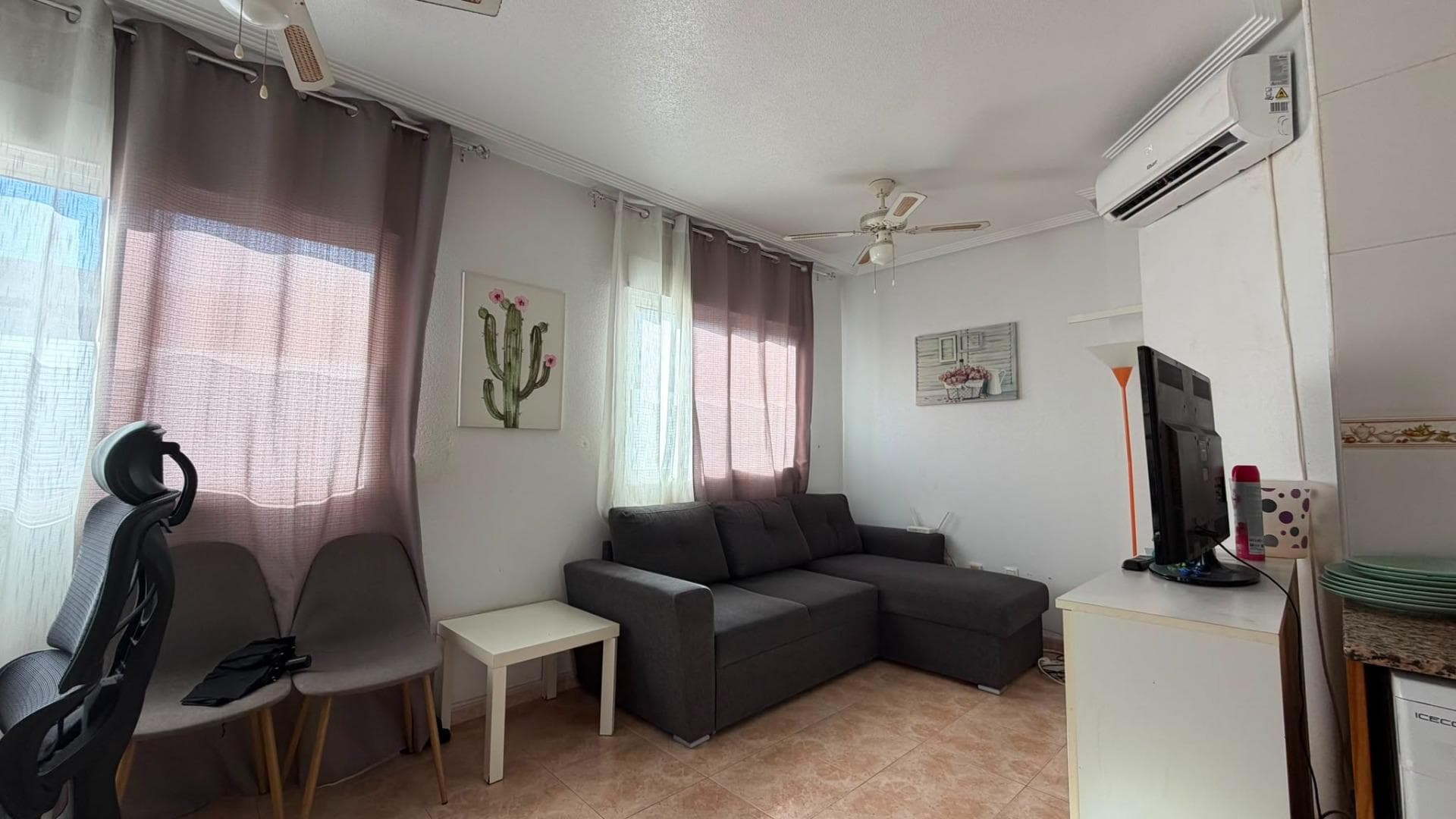 🏡✨ Beautiful 1-bedroom, 1-bathroom apartment in the heart of Torrevieja 🌴☀️. With 43m² of well-distributed space, this home offers a comfortable and welcoming living space, ideal for year-round living or enjoying holidays by the sea 🏖️🌊. The complex features a communal swimming pool 🏊‍♂️, perfect for cooling off and relaxing on sunny days. Its excellent central location also puts all amenities within easy reach: supermarkets 🛒, restaurants 🍽️, shops 🛍️, and leisure areas 🎉, all just a short walk away 🚶‍♀️.  💰 Very affordable expenses: ✔️ Property Tax (IBI): €136/year ✔️ Community Fees: €25/month ✨ A great opportunity to invest, live, or enjoy the Costa Blanca year-round 🔑☀️