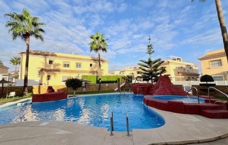 🏡 Fantastic Ground Floor Apartment in Villamartín ☀️🌴 Discover this wonderful property located in the popular area of Villamartín, ideal for enjoying the Mediterranean lifestyle all year round or as a holiday home. ✨ The property features: 🛏️ 1 spacious and bright double bedroom 🛏️ 1 single bedroom, perfect for guests, children, or as a home office 🚿 2 full bathrooms with showers 🛋️ Cozy, fully furnished living room 🍽️ Fully equipped and furnished kitchen, ready to move into 🌞 Outside, you will find a large private terrace, perfect for outdoor dining, sunbathing, or spending quality time with family and friends. 🚗 The property also benefits from a generous outdoor space with private parking within the plot. 🏊‍♂️ The residential complex offers a fantastic communal swimming pool and a relaxing jacuzzi, ideal for enjoying the wonderful Costa Blanca climate all year round. 📍 Located close to golf courses, supermarkets, restaurants, shopping centres, and all essential services, while being just a few minutes from the beautiful beaches of Orihuela Costa. 🏖️ 💙 A perfect opportunity for those seeking comfort, outdoor space, and an excellent location in one of the most sought-after areas of the Costa Blanca. ☀️🌊🏡