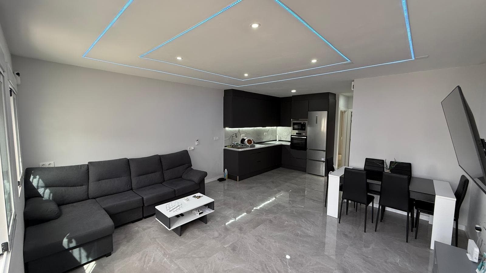 ☀️🏡 Opportunity in Torrevieja! 🏡☀️ 📍 Townhouse in Torrevieja, ideal for enjoying the Mediterranean climate year-round. 📐 44 m² of living space 🛏️ 2 bedrooms 🛁 1 bathroom 🌿 Private terrace ☀️ Solarium to enjoy the sun and fresh air 💰 Annual property tax (IBI): €142 🚫 No community fees ✨ A practical and welcoming home, perfect as a permanent residence, second home, or investment for holiday rentals. 🌴 Enjoy your outdoor spaces, ideal for relaxing, sunbathing, or spending time with family and friends. 📍 Located in a quiet area of ​​Torrevieja, with easy access to services, shops, and leisure areas. 🔑 An excellent opportunity with low maintenance costs and ready for you to enjoy the Costa Blanca. 🌞🏖️ Don't miss this opportunity and come visit! 🏖️🌞