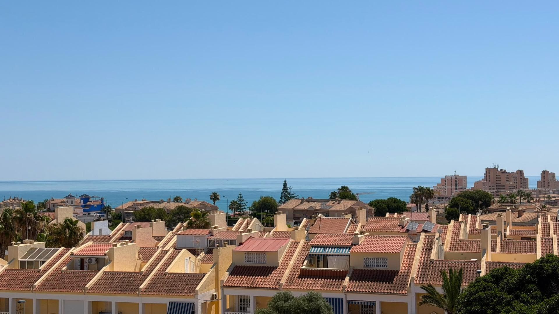 🌊 EXCLUSIVE APARTMENT IN TORREBLANCA WITH BREATHTAKING PANORAMIC SEA VIEWS Discover this magnificent apartment located in the prestigious Torreblanca area, one of the most sought-after neighborhoods in Torrevieja. Situated on the fourth floor with a south-facing orientation, this apartment stands out for its exceptional natural light throughout the year and its spectacular panoramic views of the Mediterranean Sea and the entire city. The apartment boasts 63 m² of perfectly distributed living space, offering a spacious living-dining room with access to a welcoming enclosed terrace, ideal for enjoying the views in any season. Its excellent orientation allows you to make the most of the natural light and the pleasant climate of the Costa Blanca. The complex offers comprehensive amenities for the whole family, making it a perfect option as a permanent residence, holiday home, or rental investment. 🏡 PROPERTY FEATURES • 63 m² built area • 1 spacious bedroom • 1 full bathroom • 4th floor • South-facing • Glazed terrace • Bright living-dining room • Equipped kitchen • Panoramic sea views • Unobstructed city views • Excellent natural light 🌴 COMMUNAL AREAS • Communal swimming pool • Tennis court • Paddle tennis court • Soccer field • Children's play areas • Spacious landscaped gardens • Private and well-maintained residential complex 📍 LOCATION • Torreblanca – Torrevieja • Close to supermarkets, restaurants, and amenities • Just minutes from the beaches • Excellent access to major roads A unique opportunity to enjoy a property with stunning views, in a residential complex with all kinds of sports and leisure facilities.