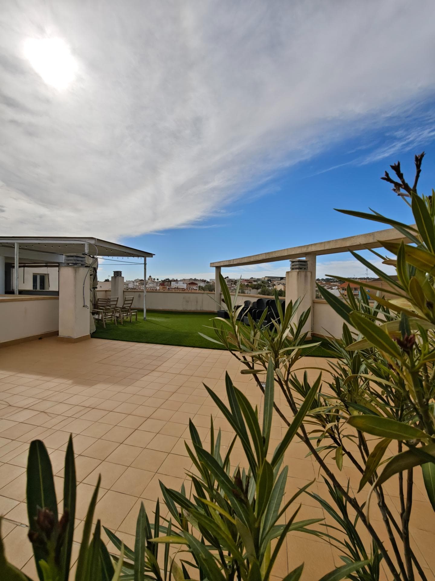 Modern 2-bedroom apartment with rooftop terrace, pool and views over the salt lakes in San Miguel de Salinas Move-in ready apartment located in a modern building with lift, in a central location within walking distance of the weekly market, shops, restaurants and all daily amenities. The property features a bright living room, fully equipped kitchen, two spacious bedrooms and two bathrooms. In addition, there is a separate laundry room and a patio, providing extra comfort and practical living space. The apartment is fully furnished and equipped with air conditioning, built-in wardrobes and an alarm system. Everything is ready for immediate use, whether for private living or rental purposes. One of the key highlights of this complex is the communal rooftop terrace with swimming pool, lounge area, outdoor kitchen and beautiful panoramic views over the salt lakes. A place where tranquility, views and outdoor living come together. The property also includes a private parking space in the underground garage and a private storage room. **Features:** * 2 bedrooms * 2 bathrooms * Fully equipped kitchen * Laundry room and patio * Air conditioning * Built-in wardrobes * Fully furnished * Alarm system * Lift in the building * Communal rooftop terrace with swimming pool and outdoor kitchen * Views over the salt lakes from the rooftop * Underground parking space * Private storage room Located in San Miguel de Salinas, a शांत and well-connected area, within walking distance of the weekly market and all amenities, and just a short drive from the beaches of the Costa Blanca, golf courses and shopping centres. (Approximately 10–15 minutes from the beach)
