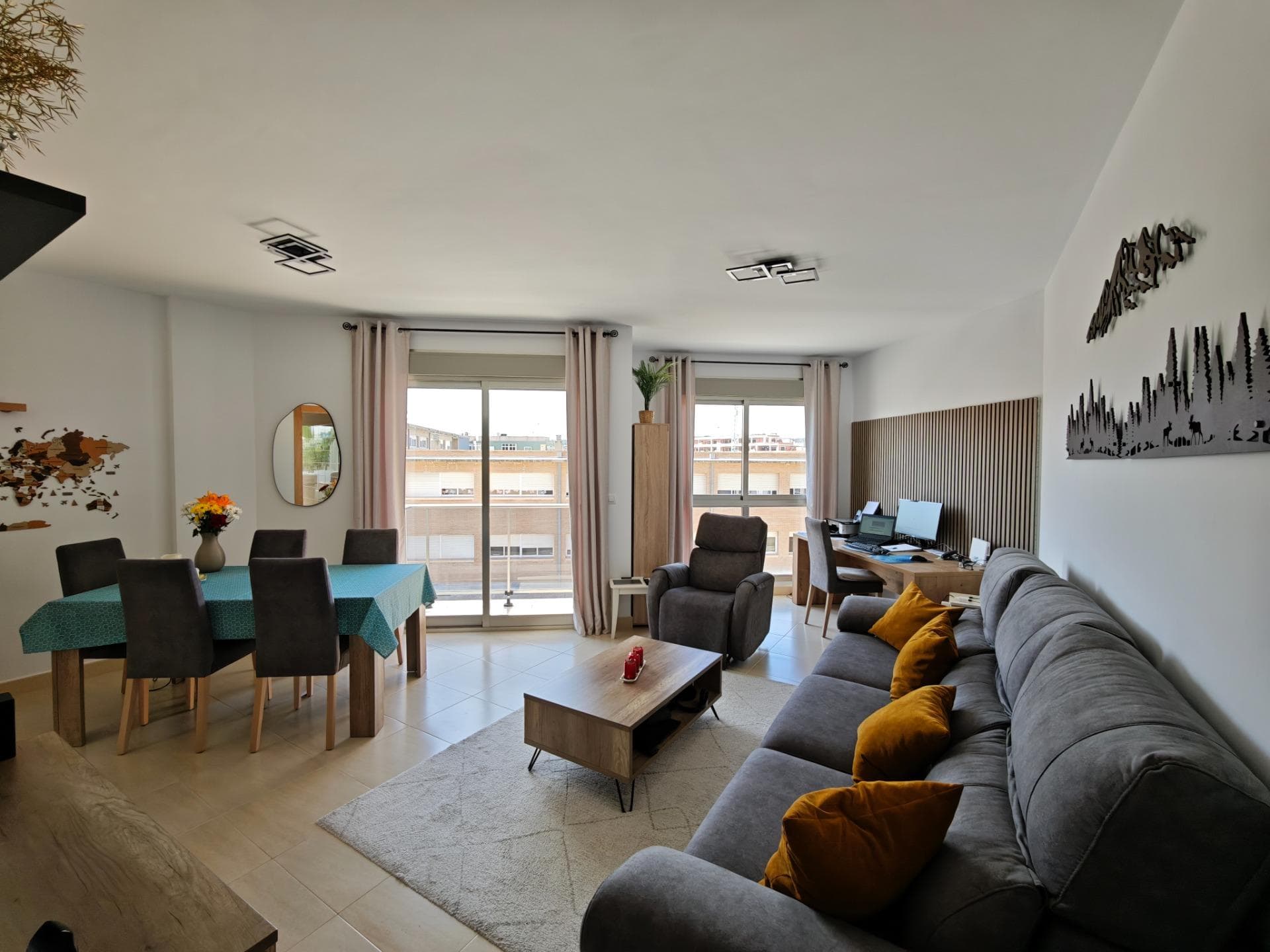 Modern spacious corner 2-bedroom apartment with rooftop terrace, pool and views over the salt lakes in San Miguel de Salinas Move-in ready apartment located in a modern building with lift, in a central location within walking distance of the weekly market, shops, restaurants and all daily amenities. The property features a bright living room, a fully equipped kitchen, two spacious bedrooms and two bathrooms. In addition, there is a separate patio, providing extra comfort and practical living space. The apartment is fully furnished and equipped with air conditioning, built-in wardrobes. Everything is ready for immediate use, whether for private living or rental purposes. There is a tourist license in place at the moment. One of the key highlights of this complex is the communal rooftop terrace with swimming pool, lounge area, outdoor kitchen and beautiful panoramic views over the salt lakes. A place where tranquility, views and outdoor living come together. The property also includes a private parking space in the underground garage and a private storage room. **Features:** * 2 bedrooms * 2 bathrooms * Fully equipped kitchen * Patio * Air conditioning * Built-in wardrobes * Fully furnished * Lift in the building * Communal rooftop terrace with swimming pool and outdoor kitchen * Views over the salt lakes from the rooftop * Underground parking space * Private storage room Located in San Miguel de Salinas, a शांत and well-connected area, within walking distance of the weekly market and all amenities, and just a short drive from the beaches of the Costa Blanca, golf courses and shopping centres. (Approximately 10–15 minutes from the beach)