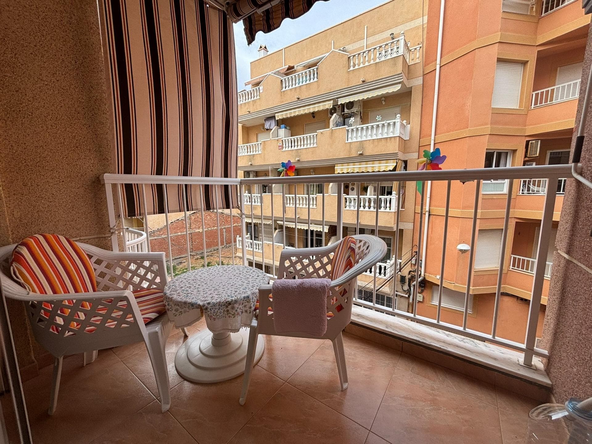 If you’re looking to live by the sea year-round or want the perfect holiday home, this move-in ready apartment in Torrevieja, just a 1-minute walk from Playa de Los Locos, is a fantastic choice. Bright, exterior-facing and with a terrace, in a central area surrounded by all amenities. Key features 73 m² built | 59 m² usable 1 double bedroom 1 bathroom 6 m² terrace + 2 m² patio Separate fully equipped kitchen Furnished (ready to move in) Lift Built-in wardrobe Security door Balcony Garage included (space no. 20, at no extra cost) Comfort & finishes Split A/C + hot/cold pump Hot water: electric boiler Gres tile flooring Aluminium exterior windows/doors Wood interior carpentry 220V electrical system Street views | Exterior apartment, very bright Location & surroundings Ideal central location, steps from the sea and close to everything: supermarkets, schools, medical centres, hospitals, parks, children’s areas, shopping centres and bus stops. Perfect for: year-round living, holidays, or rental investment. 📞 Contact us for more information or to arrange a viewing.