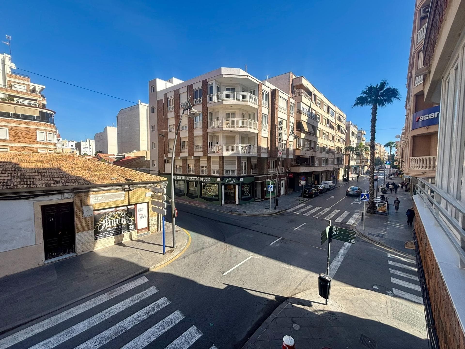 Magnificent 82 m² apartment for sale, located in one of the most sought-after areas of Torrevieja, right in the city center and just a few meters from the Town Hall, with all services within easy reach: shops, restaurants, public transport, medical centers, and leisure areas. The property features 2 spacious bedrooms, both with large windows that provide excellent natural light throughout the day. It has 1 full bathroom, a large and functional kitchen, and a generously sized living room, ideal for creating different spaces and enjoying family gatherings or relaxing moments. It also includes an interior patio, perfect as an extra utility space, and an exterior balcony that brings in even more light and a connection to the urban surroundings. Thanks to its layout, size, and prime location, this apartment is ideal as a permanent home, a second residence, or a high-yield investment. 📍 Unbeatable location 📐 87 m² 🛏️ 2 bedrooms 🛁 1 bathroom 🌞 Very bright 🏙️ Central Torrevieja A unique opportunity to live or invest in the heart of the city. Don’t miss this chance—come and visit it!