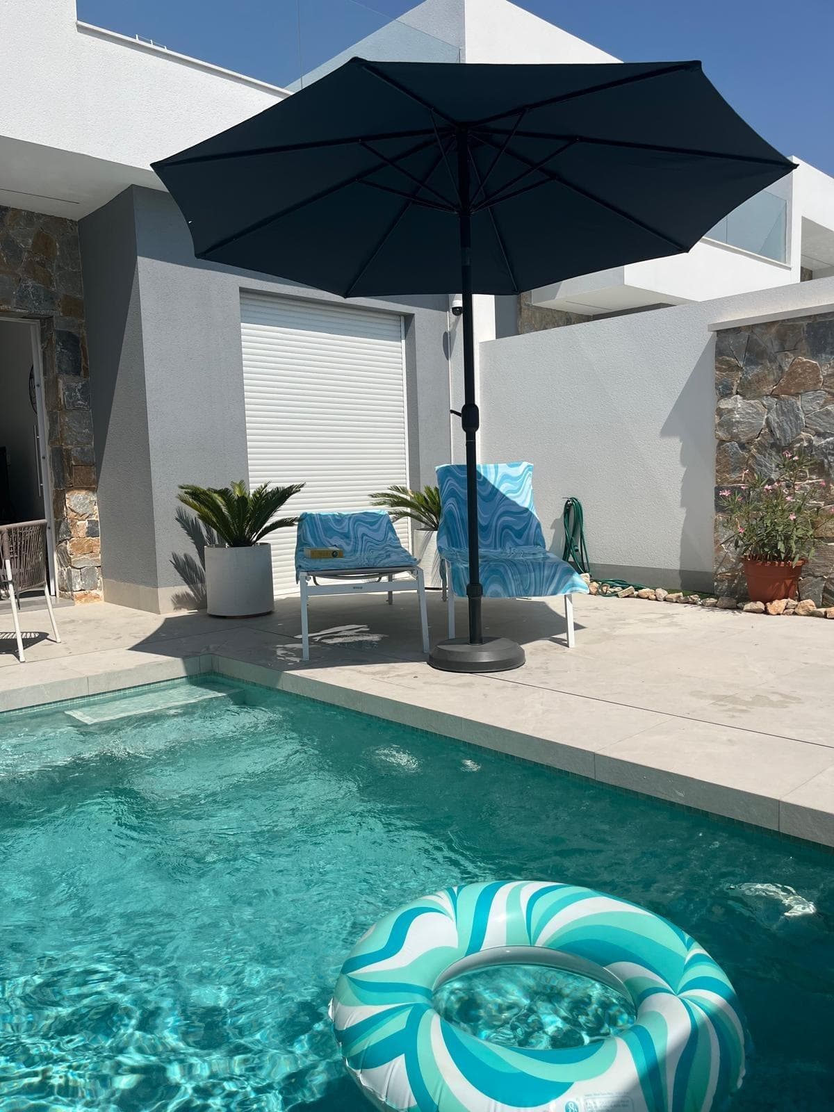 We are pleased to present this modern villa, built in 2024, located in a quiet and well-established residential area of Balsicas (Murcia), ideal for those seeking comfort, contemporary design and a high quality of life close to the coast. The property is built on one level and offers 76 m² of living space on a 130 m² plot, with a practical and well-designed layout including two bedrooms and two fully fitted bathrooms (one of them ensuite), all finished in a modern, bright and functional style. One of the standout features of this property is its impressive 55 m² private solarium, designed to fully enjoy the Mediterranean lifestyle. This space includes an outdoor summer kitchen, perfect for entertaining, as well as pre-installation for a jacuzzi, allowing you to create a private relaxation area with complete privacy. Inside, the villa features a modern kitchen with fully integrated high-quality appliances, combining both functionality and style, and seamlessly connected to the open-plan living area. Large windows throughout the property allow for an abundance of natural light, creating a bright and airy atmosphere and a smooth connection between indoor and outdoor spaces. Outside, the villa offers a private swimming pool and a spacious terrace, ideal for relaxing or enjoying time with family and friends. This property comes fully furnished!! Located just 10 km from the Mediterranean Sea, this property perfectly combines the tranquillity of a residential setting with easy access to beaches, amenities and leisure areas, making it an excellent option as a permanent residence, holiday home or investment. For further information or to arrange a private viewing, please do not hesitate to contact us!