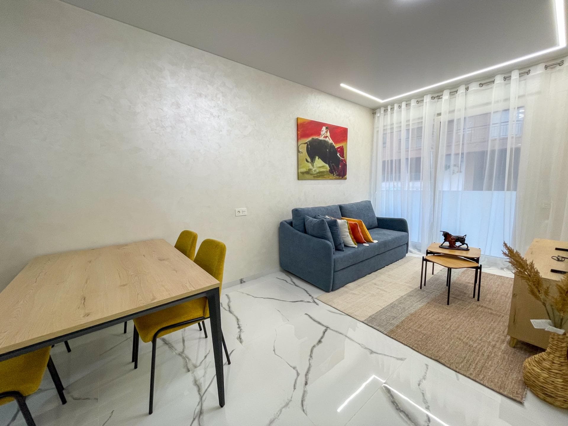 100 m² refurbished ground-floor apartment with 2 bedrooms, 2 bathrooms and an enclosed terrace. Just a short walk from Playa del Cura and close to all central services. Includes an equipped American kitchen, air conditioning and is sold fully furnished. An identical unit, modernised in the same way and with the same layout, is also available under Ref. SCS00024 — a rare opportunity to acquire two matching apartments. Ideal for rental income or year-round living.