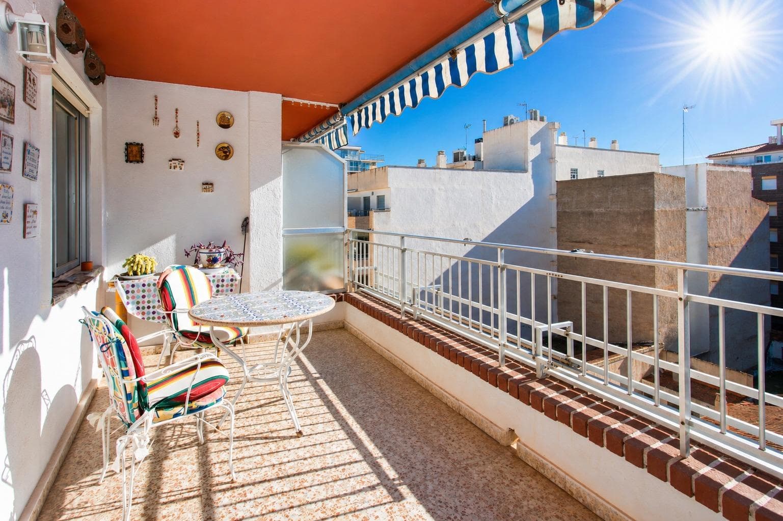 PENTHOUSE LEVEL · SOUTH FACING · 50 M FROM THE SEA Built area of 88 m² with three bedrooms, one full bathroom and one guest toilet. The layout includes an entrance hall, a separate kitchen with an adjoining utility/pantry room, and a living–dining area with direct access to a large south-facing terrace. The terrace includes a private storage room suitable for outdoor items and beach equipment. The apartment is located on the 4th floor of a building with lift access. The setting is street-facing. The building has lift access and is adapted for people with reduced mobility. Parking spaces are available in the building and can be purchased separately, subject to availability. Located 50 m from the sea, the beach promenade and the natural pools of Torrevieja, with restaurants, cafés, supermarkets and a bus stop within walking distance. The renovated harbour area is also reachable on foot. Suitable for year-round living or as an investment property. If you would like to visit the apartment or receive more information, feel free to contact us — we will be happy to assist you. The indicated final price does not include taxes (ITP/VAT/ IVA) nor notary and registry expenses, which will be calculated according to the current tariffs and rates.