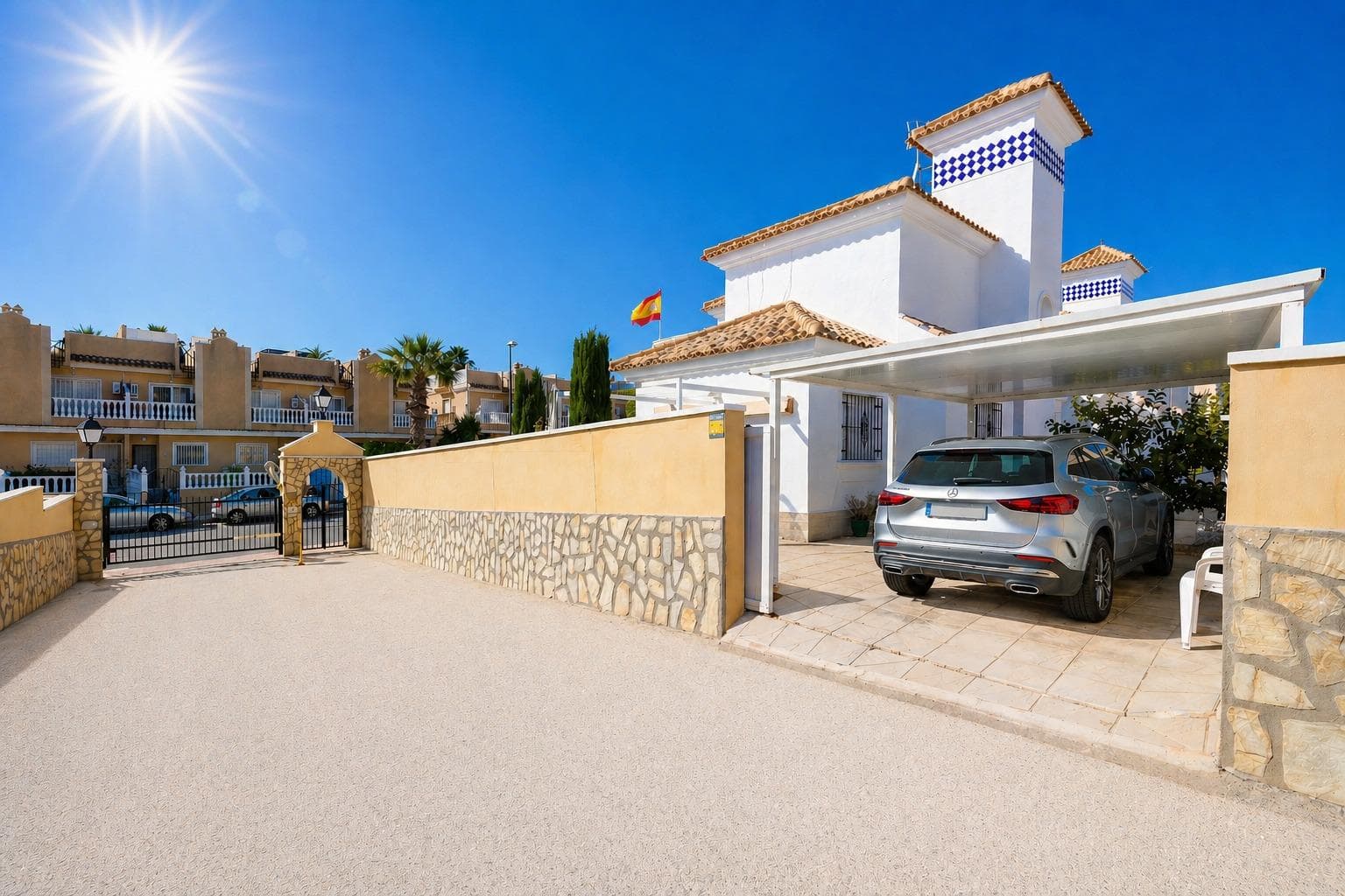 GATED COMMUNITY · PRIVATE GARAGE · 100 M² BASEMENT · EXCELLENT LOCATION This spacious detached villa is located in Las Filipinas, Orihuela Costa, within an exclusive gated residential community. Designed for comfortable year-round living, the property offers generous interior space, several outdoor areas, and excellent potential thanks to its large open-plan basement. The main house features three spacious bedrooms, all with fitted wardrobes, including a master bedroom with private terrace and open views. There are two fully equipped bathrooms, a bright living–dining area, a fully equipped kitchen, and a separate laundry area. The property also includes marble floors and air conditioning in all rooms. One of the key features of the home is the impressive 100 m² open-plan basement with exterior windows, allowing natural light and ventilation. This versatile space can be adapted for many uses, such as a games room, gym, office, guest area, independent apartment, or any project suited to the buyer’s needs. Outside, the villa is surrounded by a private garden with ample areas to enjoy the Mediterranean climate throughout the year. The property also includes a private garage and a separate tool shed for additional storage. The location is highly convenient, just a short distance from ELIS Villamartin, Aldi, Mercadona, restaurants, and services at La Fuente Shopping Center. It is also close to the beaches of Orihuela Costa, La Zenia Boulevard, and nearby towns such as Pilar de la Horadada, San Miguel de Salinas, and Torrevieja. This is an ideal property for permanent living, extended stays, or as an investment in one of the most sought-after areas of the Costa Blanca.