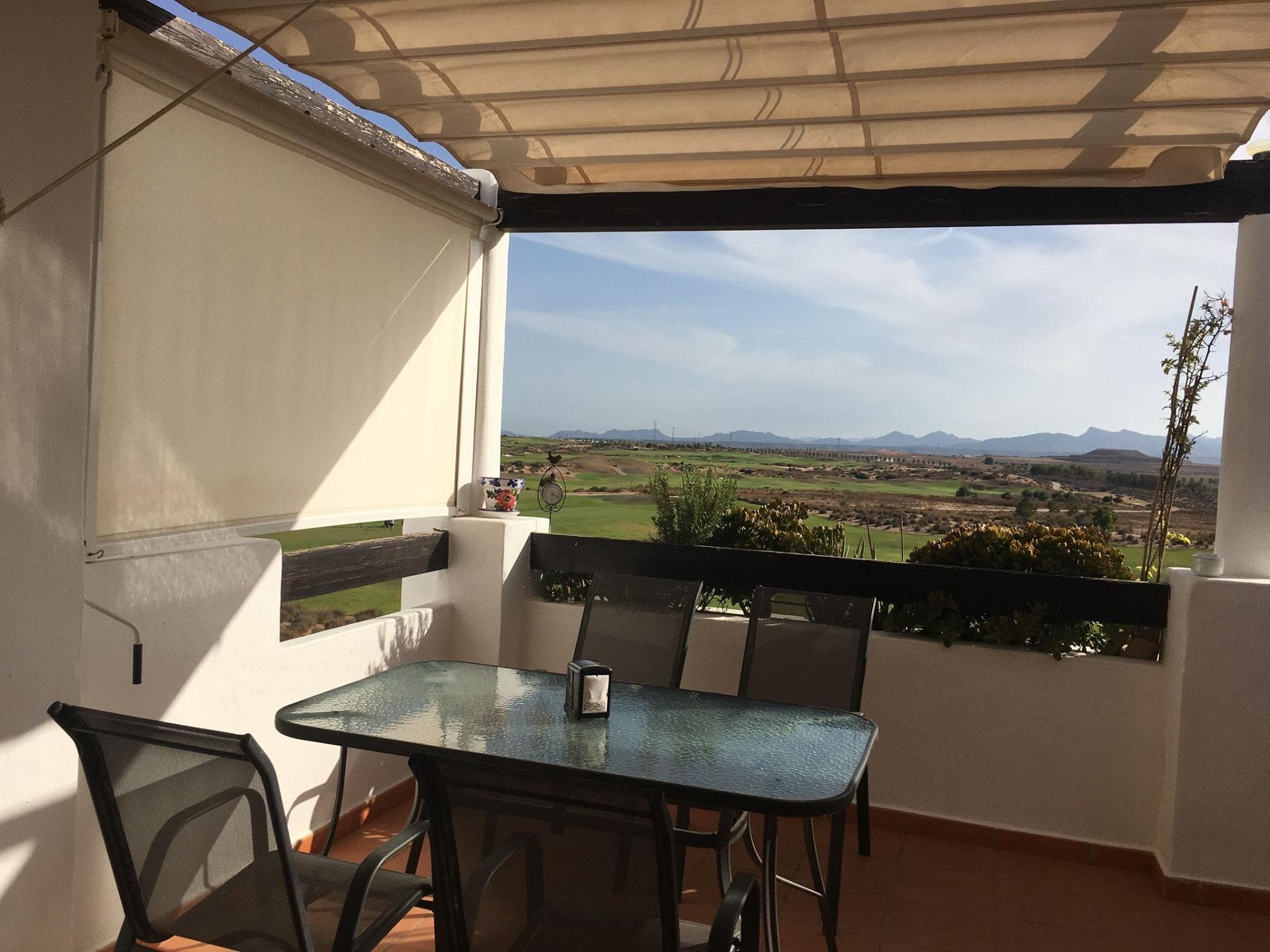 Charming south-facing apartment with stunning views over the golf course and the horizon. This 68 m² property features 2 bedrooms, 1 bathroom, a bright living and dining area with an open-plan kitchen, and a beautiful 18 m² terrace where you can enjoy incredible sunsets. Located on the third floor with elevator access, the apartment also includes a private parking space. It is situated in the secure gated community of Condado de Alhama, with 24-hour security, nearby swimming pools, restaurants, and golf facilities. Sold fully furnished and ready to move into, this property is perfect both as a permanent residence or a rental investment. Only 2 minutes from the shopping centre, restaurants, and gym, 5 minutes from the motorway, 25 minutes from the beach and Puerto de Mazarrón, 35 minutes from Murcia, and 1 hour from Alicante and its airport. Perfectly located in a peaceful and quiet environment, this place is truly enchanting. Don’t miss this opportunity!