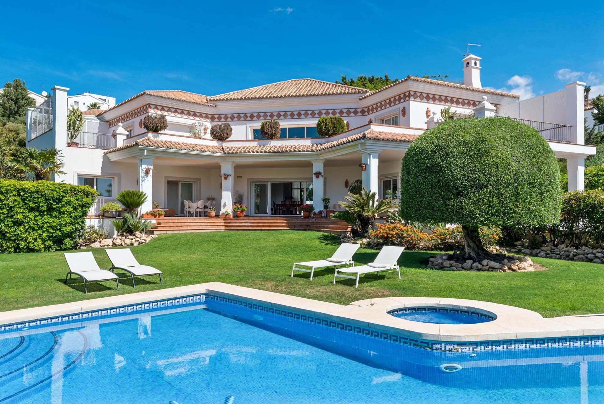 Villa Candela is a timeless Andalusian retreat nestled in the exclusive El Paraíso Alto. Set on an expansive, private plot, this elegant estate blends classic Mediterranean charm—complete with wooden beams and warm tones—with modern refined living and breathtaking sea views. Interior: 6 spacious bedrooms and 6 bathrooms. The main level features a cozy fireplace and seamless access to a wraparound terrace. Upstairs, three en-suite bedrooms open onto a large terrace overlooking the sea. Outdoor Living: Beautifully landscaped gardens, a large swimming pool, and a private well. Convenience: A 3-car garage and a prime location walking distance to local amenities. Proximity: 10 minutes to the beach, 15 minutes to Puerto Banús, and 45 minutes to Málaga Airport.