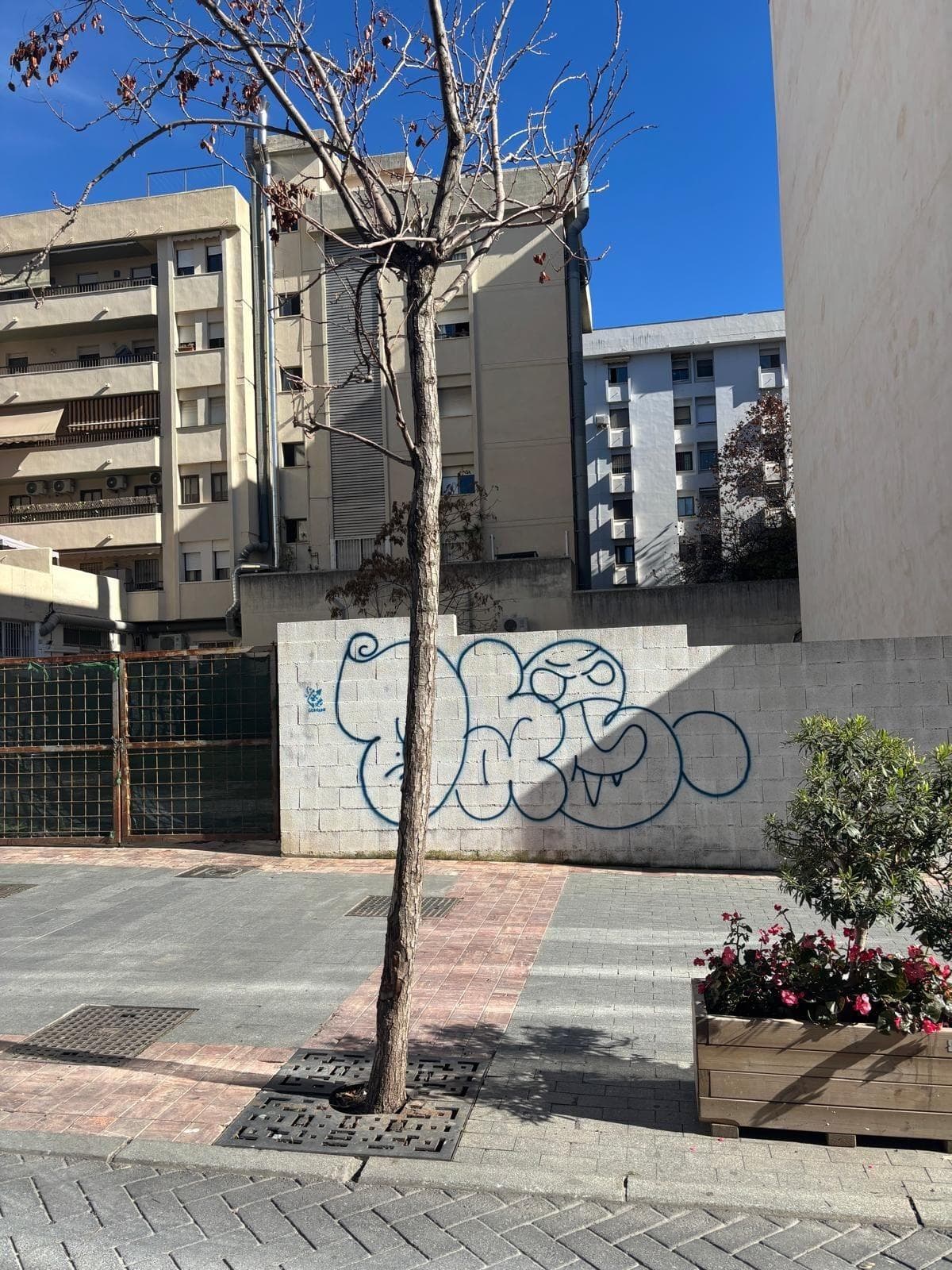 An exceptional and rare commercial development opportunity situated in the absolute heart of Marbella Center. This prime 400 m² urban land plot features an approved buildability allocation of 1,607 m² of total floor space, located just steps from the vibrant Marbella Marina. Development Blueprint & Specifications: Plot Size: 400 m² | Total Allowed Build Volume: 1,607 m² Commercial Sector: Ground floor project designed for 273 m² of high-yield commercial premises, offering maximum visibility and heavy foot traffic. Residential Sector: Upper levels planned for two full floors of premium apartments, capitalizing on the immense demand for luxury urban living in Marbella. Investment Highlights: Unbeatable Location: Positioned in a high-density, prestigious zone next to the Marina, surrounded by high-end dining, retail, and essential services. Turnkey Potential: A highly strategic asset for developers looking to launch a high-margin, mixed-use commercial and residential project immediately.