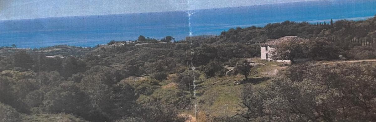 This expansive 10,604 m² urban land sector is exceptionally located near Higuerón, within the municipality of Mijas, offering panoramic views of both the Mediterranean Sea and the surrounding mountains. The property features an approved detailed study (Estudio de Detalle) for a major residential development consisting of 196 homes, including two-story townhouses and detached two-story villas complete with basements and private garages. The master plan boasts a total residential buildable area of 20,201 m², masterfully structured to maximize natural light and harmonize with the elevated landscape. The zoning breakdown is highly optimized for a self-contained community, allocating 49,538 m² (50.47%) to residential sectors, 30,364 m² (22.89%) to vast communal green zones, and 14,199 m² (14.47%) to internal access roads and parking infrastructure. Furthermore, the approved project integrates a dedicated 9,866 m² (10.05%) parcel for a private sports and social club, alongside a commercial zone with a buildable allowance of 414 m² (2,077 m² land allocation) to service the community. This represents an outstanding, turnkey asset for large-scale developers looking to secure a footprint in a high-demand market. For full technical blueprints, phase breakdowns, and commercial details, please contact us directly.