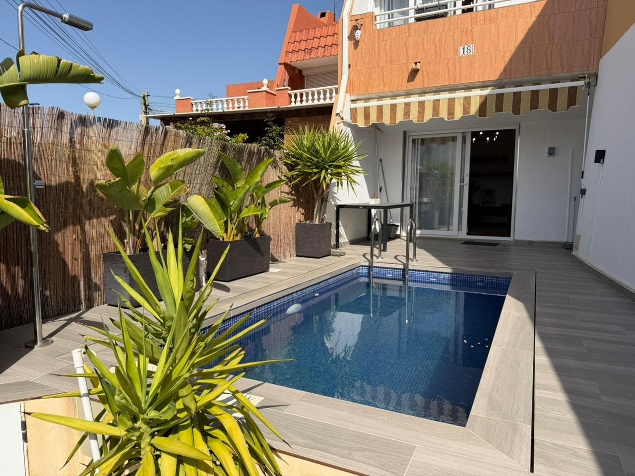 Beautiful 3-bedroom townhouse with a private pool in Torrevieja This south-facing home enjoys abundant natural light throughout the day and is in excellent condition, ready to move into. It features 85 m² of living space on an 80 m² lot, laid out in a practical and functional way. It has three bedrooms, all equipped with air conditioning, and two full bathrooms, offering comfort for the whole family. The separate kitchen provides convenience and space, while the cozy living-dining room with a fireplace creates a warm and pleasant atmosphere year-round. Outside, the two private patios stand out, ideal for enjoying the Mediterranean climate, hosting outdoor gatherings, or creating relaxation areas. Additionally, the home features a private pool, a perfect added bonus for enjoying complete privacy at home. LOCATION: Torrevieja is in the province of Alicante (Costa Blanca). It is famous for its Mediterranean climate and its coast. We cannot forget its promenades where we can find some restaurants along the fine sandy beaches. It also has many excellent beaches such as Playa de los Náufragos, Playa de los Locos and Playa de la Mata. Therefore, it is considered a remarkable tourist town where the environment takes an important place as an important tourist attraction. In addition, we can find many shopping centres (Habaneras, La Zenia Boulevard), golf courses, sport centres, hospitals (such as Hospital Universitario de Torrevieja) and airports such as Alicante Airport (35 km away) and Region of Murcia International Airport (43 km away). DISTANCE TO THE SEA: 200m Should you have any question do not hesitate to contact us!