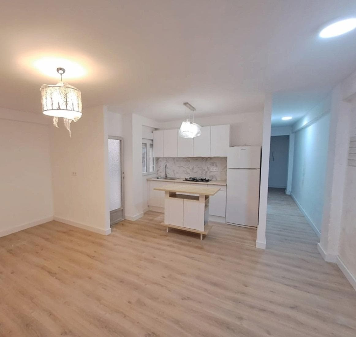 Renovated 3-bedroom apartment with a balcony in Torrevieja A spacious and bright, fully renovated apartment located on the first floor (no elevator), ideal for families or those seeking space and comfort in a move-in ready home. With 90 m² of floor space, the property offers an excellent layout featuring three bedrooms—perfect for sleeping, a home office, or a child’s room—as well as a modern full bathroom. The living room is cozy and functional, opening onto a pleasant balcony that provides natural light and ventilation—ideal for enjoying a morning coffee or relaxing outdoors. The apartment is delivered unfurnished, giving you the opportunity to decorate and personalize it entirely to your taste. LOCATION: Torrevieja is in the province of Alicante (Costa Blanca). It is famous for its Mediterranean climate and its coast. We cannot forget its promenades where we can find some restaurants along the fine sandy beaches. It also has many excellent beaches such as Playa de los Náufragos (2 km away), Playa de los Locos (2 km away) and Playa de la Mata (4 km away). Therefore, it is considered a remarkable tourist town where the environment takes an important place as an important tourist attraction. In addition, we can find many shopping centres (Habaneras, La Zenia Boulevard), golf courses, sport centres, hospitals (such as Hospital Universitario de Torrevieja) and airports such as Alicante Airport (35 km away) and Region of Murcia International Airport (43 km away). DISTANCE TO THE SEA: 1100m Should you have any question do not hesitate to contact us!