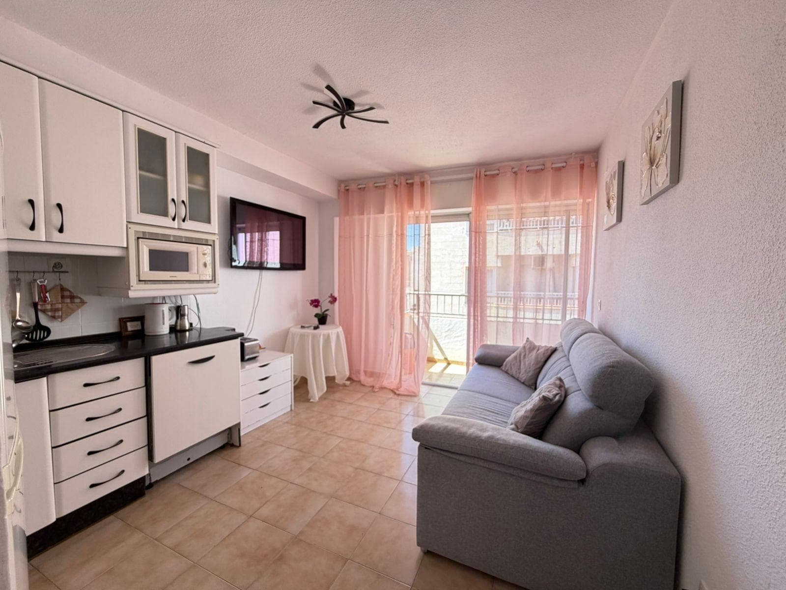 2-bedroom apartment with a spacious terrace in Torrevieja Third-floor apartment with an elevator, ideal for those seeking comfort and spaces filled with natural light. The apartment features 2 bedrooms and an all-exterior layout, ensuring good ventilation in every room. Its 55 m² are very well utilized and offer a cozy and functional atmosphere, perfect for both year-round living and enjoying vacations. A highlight is its large terrace, an ideal space for relaxing, having breakfast outdoors, or enjoying the Mediterranean climate. The apartment has recently undergone cosmetic renovations, so it is in good condition and ready to move into.  LOCATION: Torrevieja is in the province of Alicante (Costa Blanca). It is famous for its Mediterranean climate and its coast. We cannot forget its promenades where we can find some restaurants along the fine sandy beaches. It also has many excellent beaches such as Playa de los Náufragos, Playa de los Locos and Playa de la Mata. Therefore, it is considered a remarkable tourist town where the environment takes an important place as an important tourist attraction. In addition, we can find many shopping centres (Habaneras, La Zenia Boulevard), golf courses, sport centres, hospitals (such as Hospital Universitario de Torrevieja) and airports such as Alicante Airport (35 km away) and Region of Murcia International Airport (43 km away). DISTANCE TO THE SEA: 400m COMUNITY: 478 €. IBI: 130 €. Should you have any question do not hesitate to contact us!