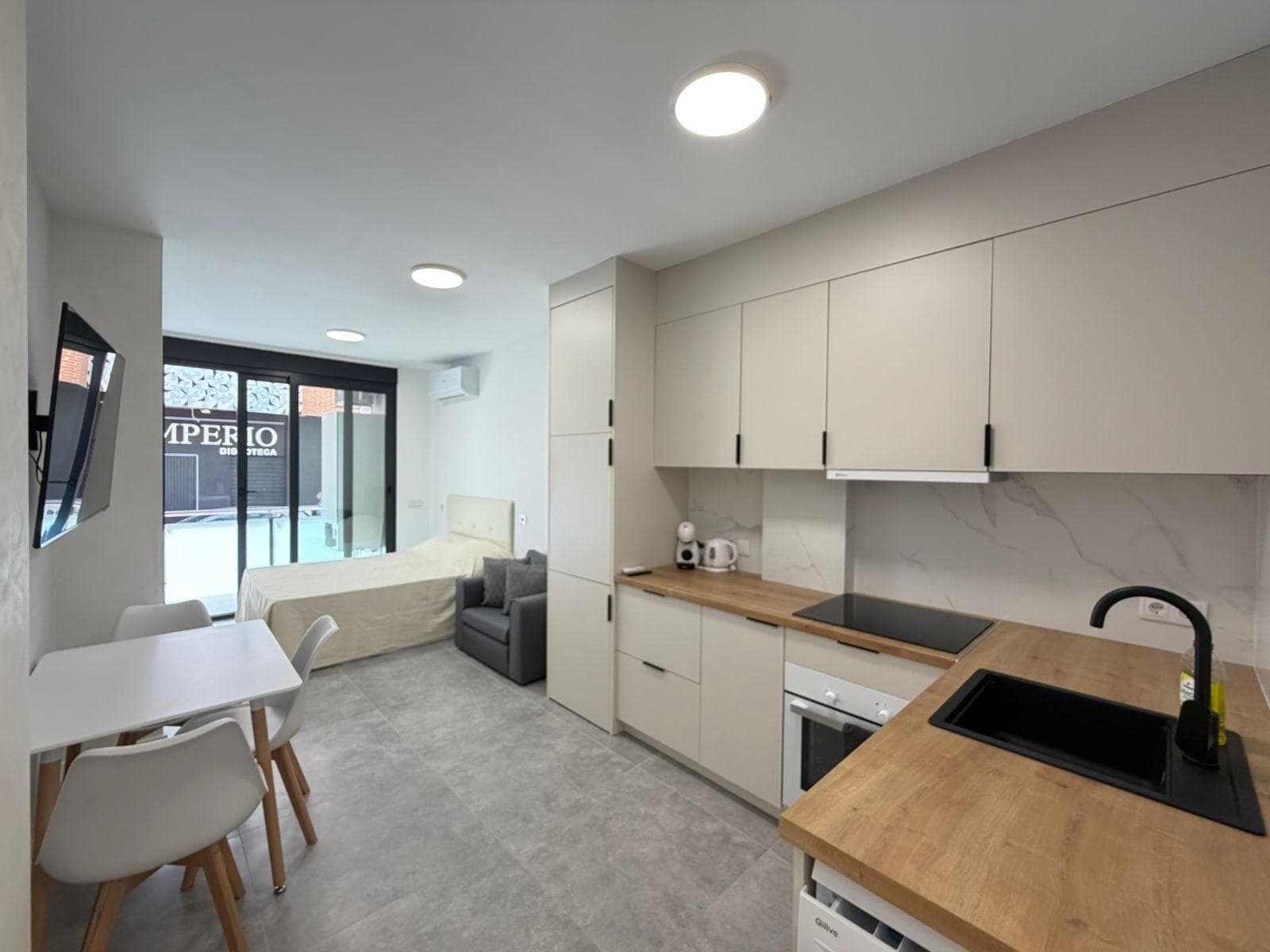 Brand new studio apartment with a terrace in Torrevieja Just a few steps from the iconic Playa del Cura beach lies this modern and cozy newly built studio on the ground floor—a perfect opportunity to enjoy the Mediterranean with all the comforts of home. Fully equipped and ready to move in, it offers everything you need to enjoy your stay from day one. The bathroom features heated floors, providing extra comfort and well-being year-round. Its location is simply unbeatable: surrounded by restaurants, shops, the boardwalk, and all amenities, in one of the most sought-after areas of Torrevieja. A modern, practical, and charming property right by the sea. LOCATION: Torrevieja is in the province of Alicante (Costa Blanca). It is famous for its Mediterranean climate and its coast. We cannot forget its promenades where we can find some restaurants along the fine sandy beaches. It also has many excellent beaches such as Playa de los Náufragos, Playa de los Locos and Playa de la Mata. Therefore, it is considered a remarkable tourist town where the environment takes an important place as an important tourist attraction. In addition, we can find many shopping centres (Habaneras, La Zenia Boulevard), golf courses, sport centres, hospitals (such as Hospital Universitario de Torrevieja) and airports such as Alicante Airport (35 km away) and Region of Murcia International Airport (43 km away). DISTANCE TO THE SEA: 300m Should you have any question do not hesitate to contact us!