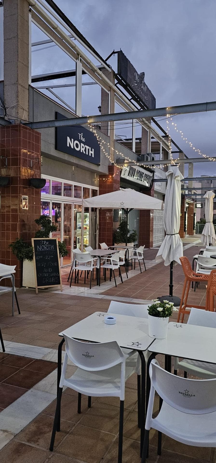 Working bar - restaurant located in a very popular area, in Los Dolses Commercial Center. Situated on the first floor with southeast orientation allowing sun all day. Completely renovated in 2025 All licences up to date Fully operational and equipped Ready to operate from day one Inside there are 63 m2 and seating for 12 people. The outside terrace is 90 m2 , 30 m2 of it being enclosed. Total seating for 60 guests. Transfer price is 35.000 €  Monthly rent is 800 €