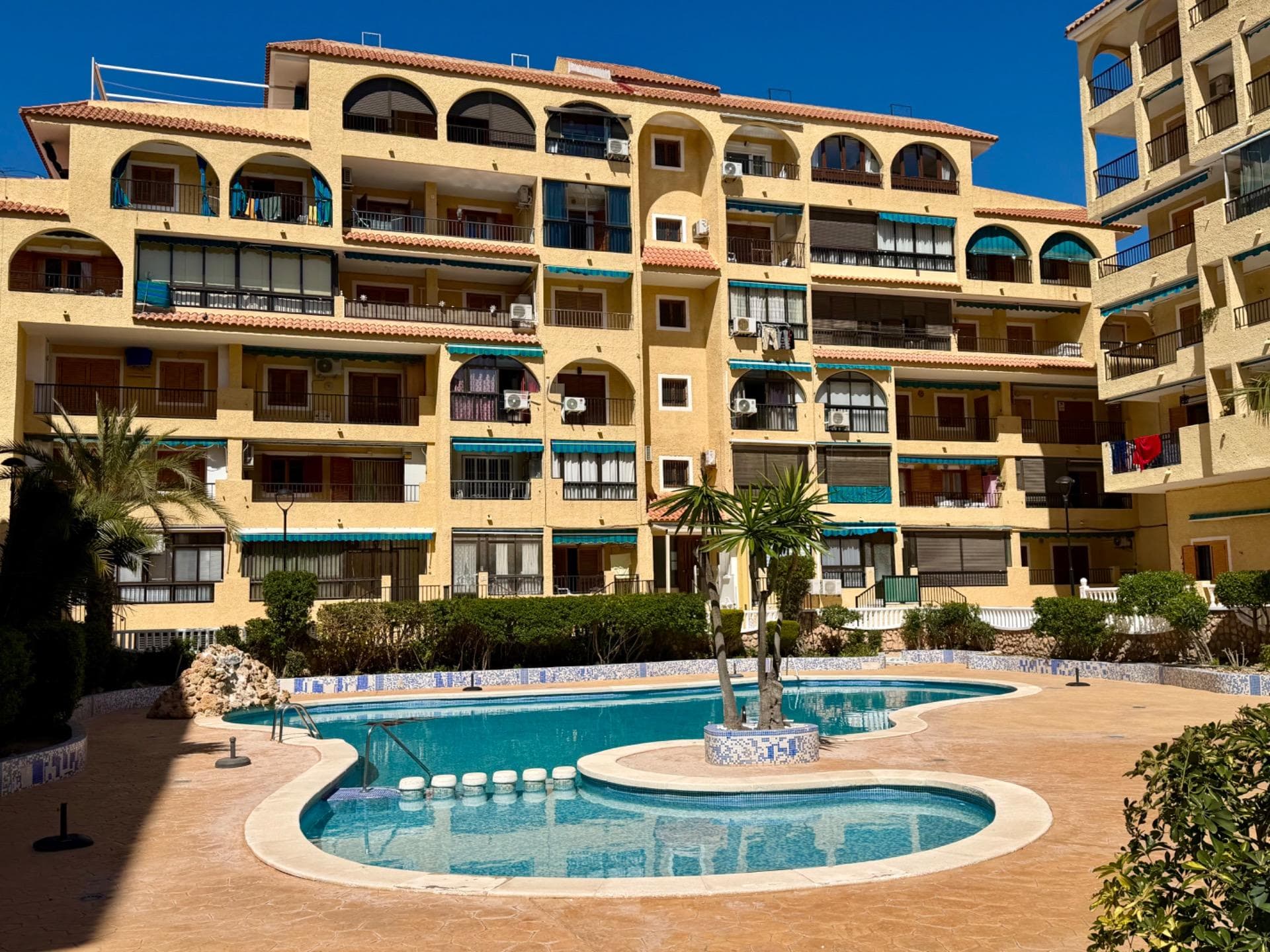 Cozy studio near the sea in La Mata, just 200m. With a spacious terrace. Located in a gated community with a swimming pool, perfect for holidays or investment.