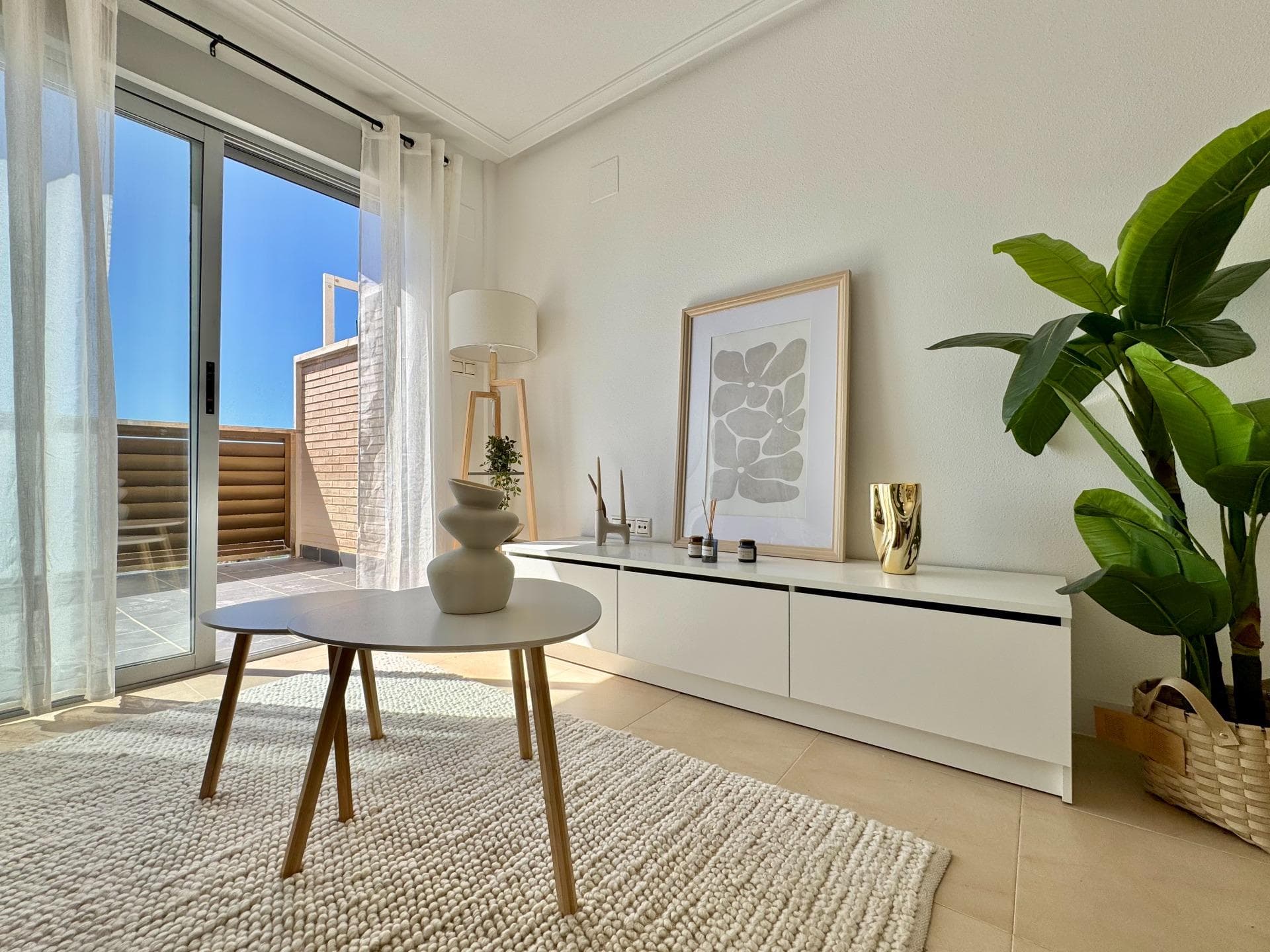 beautifully renovated penthouse on the fifth floor with views over the harbour and the sea. the apartment offers 3 bedrooms and 2 bathrooms, as well as a pleasant terrace where you can enjoy the sun and the view. the location is ideal: within walking distance to the beach, supermarkets and all necessary amenities, making it perfect as a permanent residence, holiday home or investment. in addition to the sea, a large outdoor swimming pool is located just a 10-minute walk away, accessible for a small fee. there is also the option to purchase a parking space in the underground garage for €13,000. a move-in ready apartment in a prime location, with everything within easy reach.