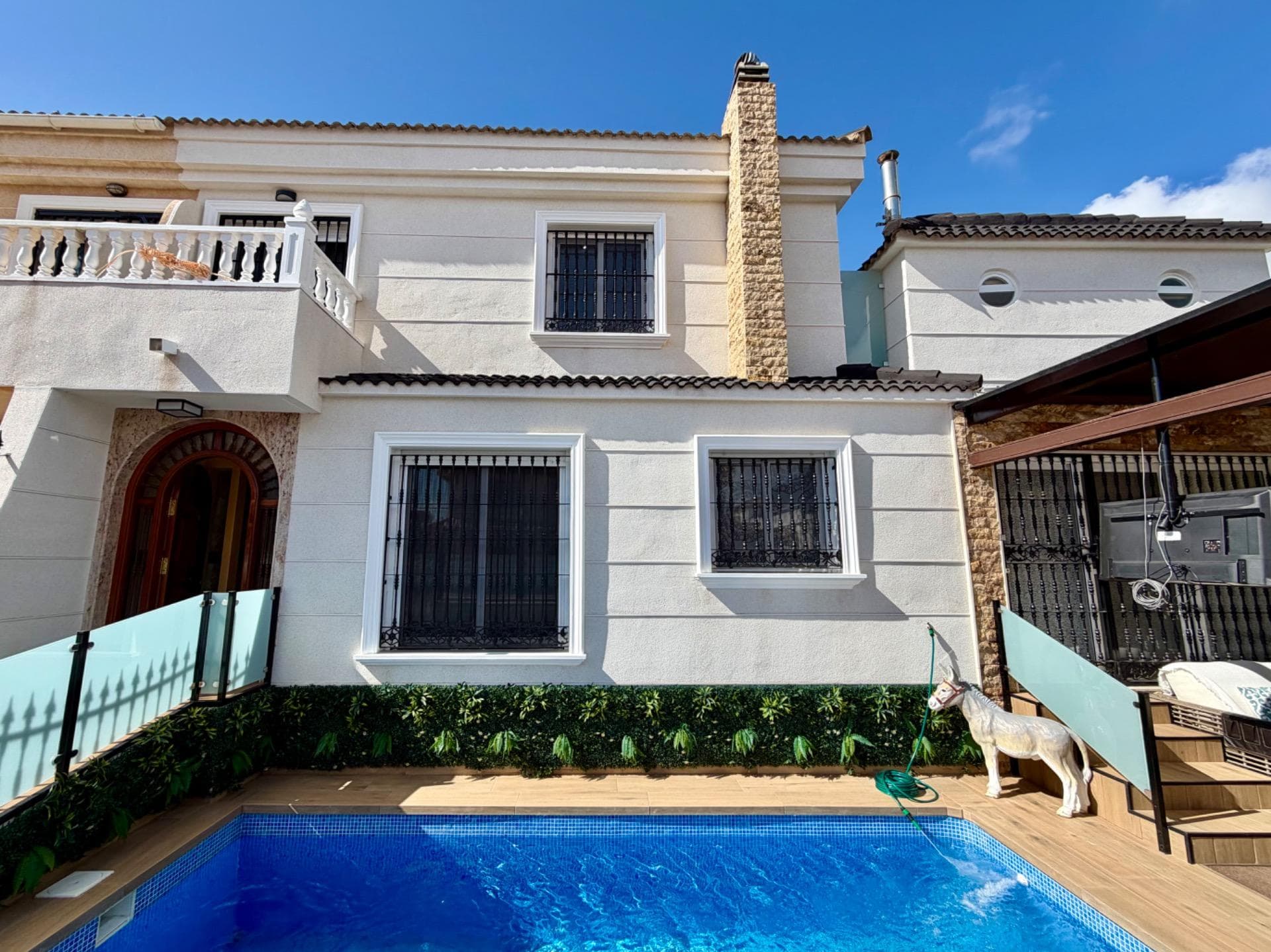 Beautiful semi-detached villa located in the highly sought-after area of La Zenia, just 7 minutes from the beach and only 4 minutes from La Zenia Boulevard. The property enjoys an exceptional location within walking distance to all amenities, including bars, restaurants, and shops just 2 minutes away. This elegant home offers 4 spacious bedrooms and 4 bathrooms, designed for comfort and functionality, making it ideal for both permanent living and luxury holiday stays. The villa is set on a private plot featuring a heated private swimming pool, perfect for year-round enjoyment, and a covered private parking space. Inside, the property is exceptionally cozy and well maintained, featuring: * Full furniture package included * Air conditioning in every room * Oil-fired central heating system, ensuring comfort during cooler months * Generous storage space throughout the house The villa is presented in perfect condition, meticulously cared for and ready to move into immediately. A perfect combination of comfort, location, and lifestyle — ideal for those seeking a high-quality home in one of the most desirable areas of the Costa Blanca.
