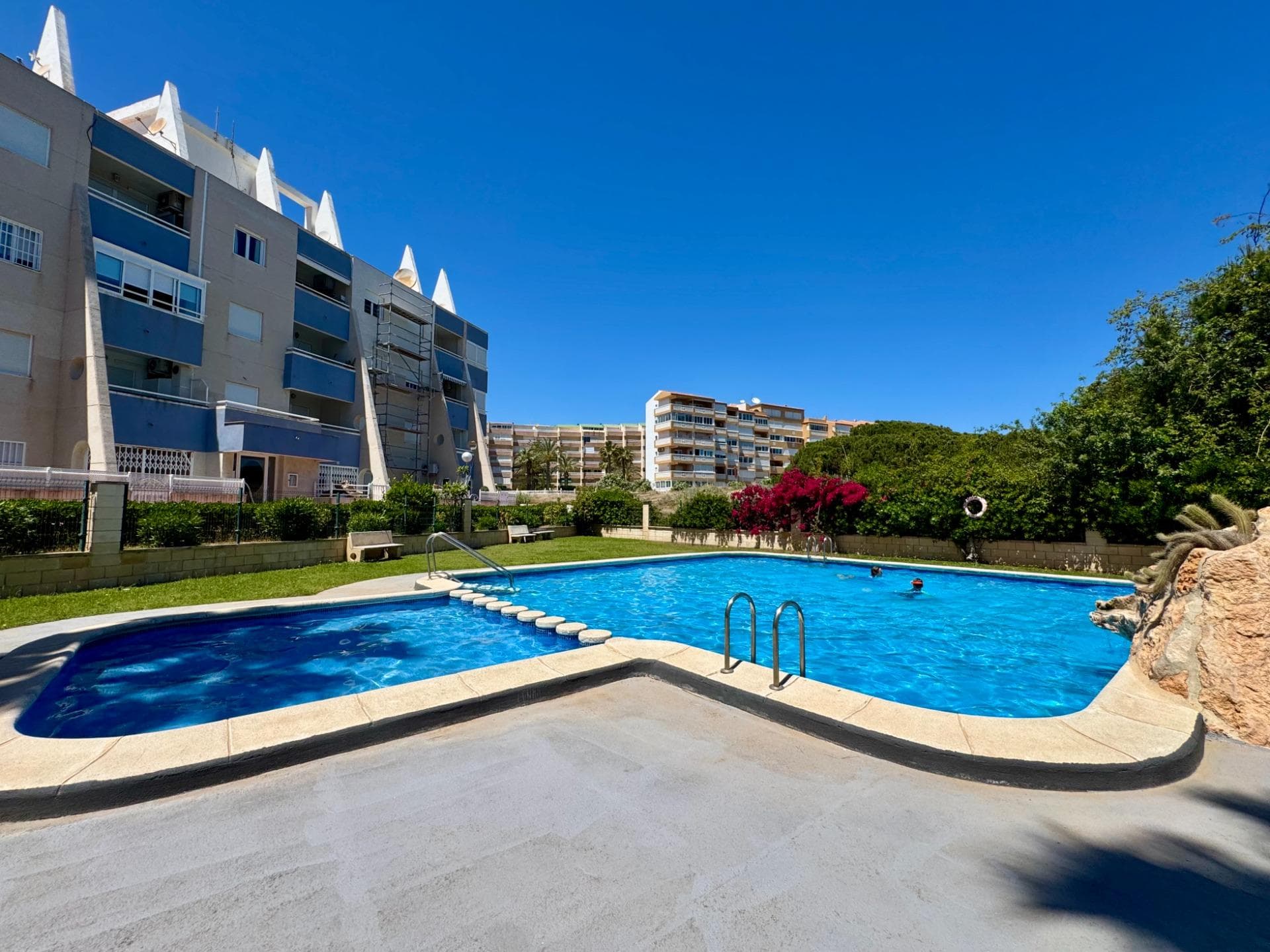 Apartment near the sea in La Mata  Welcome to this charming apartment in La Mata, ideally located within walking distance of the beach and all amenities. This cosy property combines comfort, natural light and an excellent location on the Costa Blanca, perfect for enjoying the Mediterranean lifestyle. The apartment offers a pleasant living area with a practical layout and a warm atmosphere, making it ideal as a holiday home, investment or permanent residence. Thanks to its quiet yet central location, you can enjoy the perfect balance between relaxation and vibrant surroundings, close to the sea, restaurants, shops and the lovely promenade of La Mata. You can also enjoy a well-maintained communal swimming pool, ideal for relaxing under the Spanish sun all year round. With low community fees and the possibility to take over the furniture, this is a very interesting opportunity for anyone looking for a beautiful property by the sea in one of the most loved areas of the Costa Blanca.
