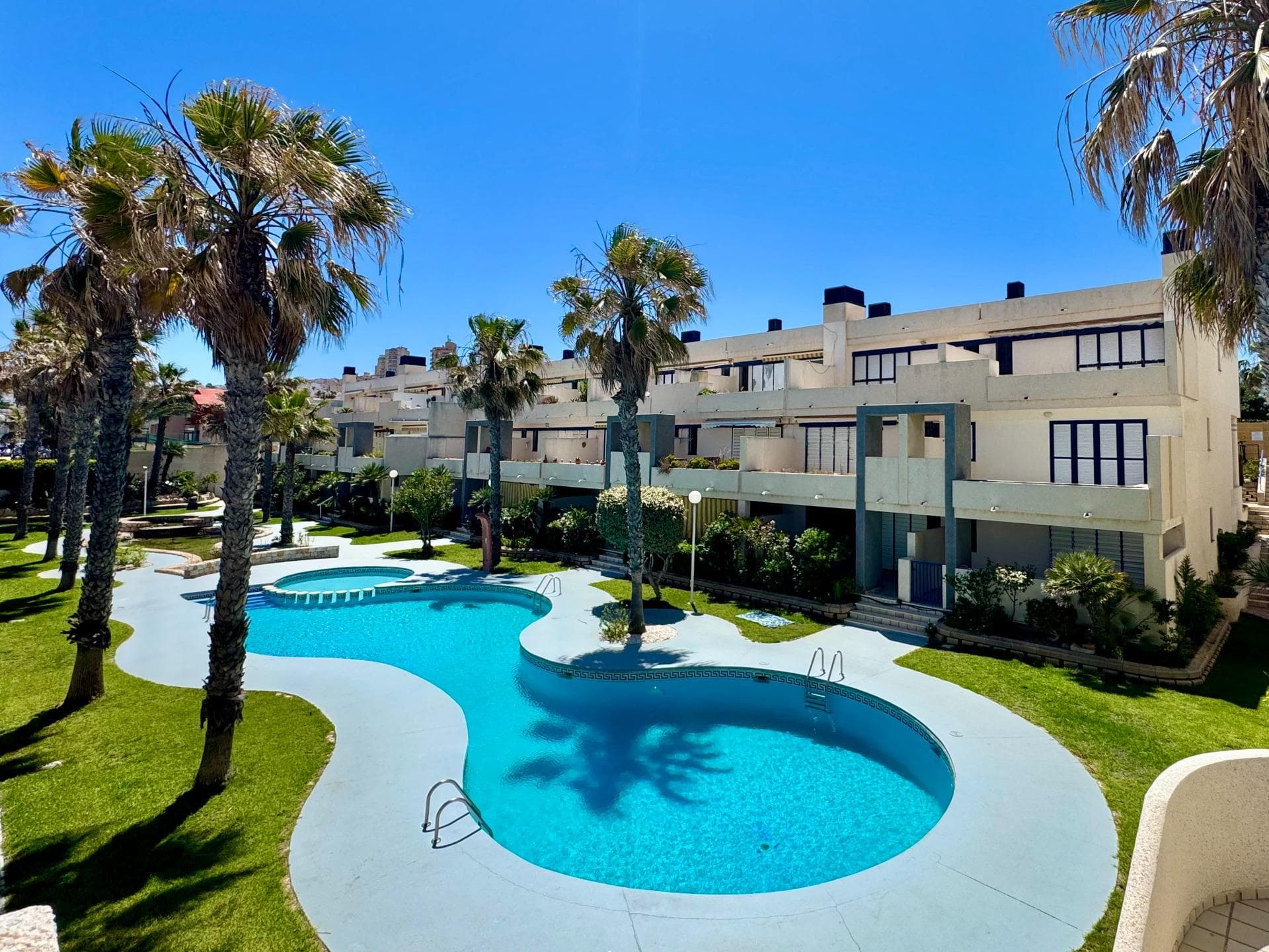 Front line apartment in La Mata with stunning sea views Welcome to this beautifully renovated apartment on the fifth floor, ideally located on the front line of the beach in La Mata. Here you can enjoy spectacular frontal sea views every single day and experience the true Mediterranean lifestyle on the Costa Blanca. The property has been renovated with high-quality materials and features a modern open-plan kitchen with premium appliances, a cosy living area with air conditioning, two bedrooms and a stylish bathroom. Thanks to the large windows, triple glazing and premium finishes, the apartment offers plenty of natural light, comfort and tranquillity. The apartment is part of a well-maintained residential complex with a communal swimming pool, tennis and football courts, a beautiful rooftop solarium with sea views, a pond with fish and a 24-hour concierge service. In addition, the property also includes parking and a storage room, making it even more attractive. Located close to restaurants, shops and all amenities, this is the perfect property for anyone looking for an exclusive place by the sea, whether as a permanent residence, holiday home or investment. A unique opportunity in La Mata that is definitely worth a visit