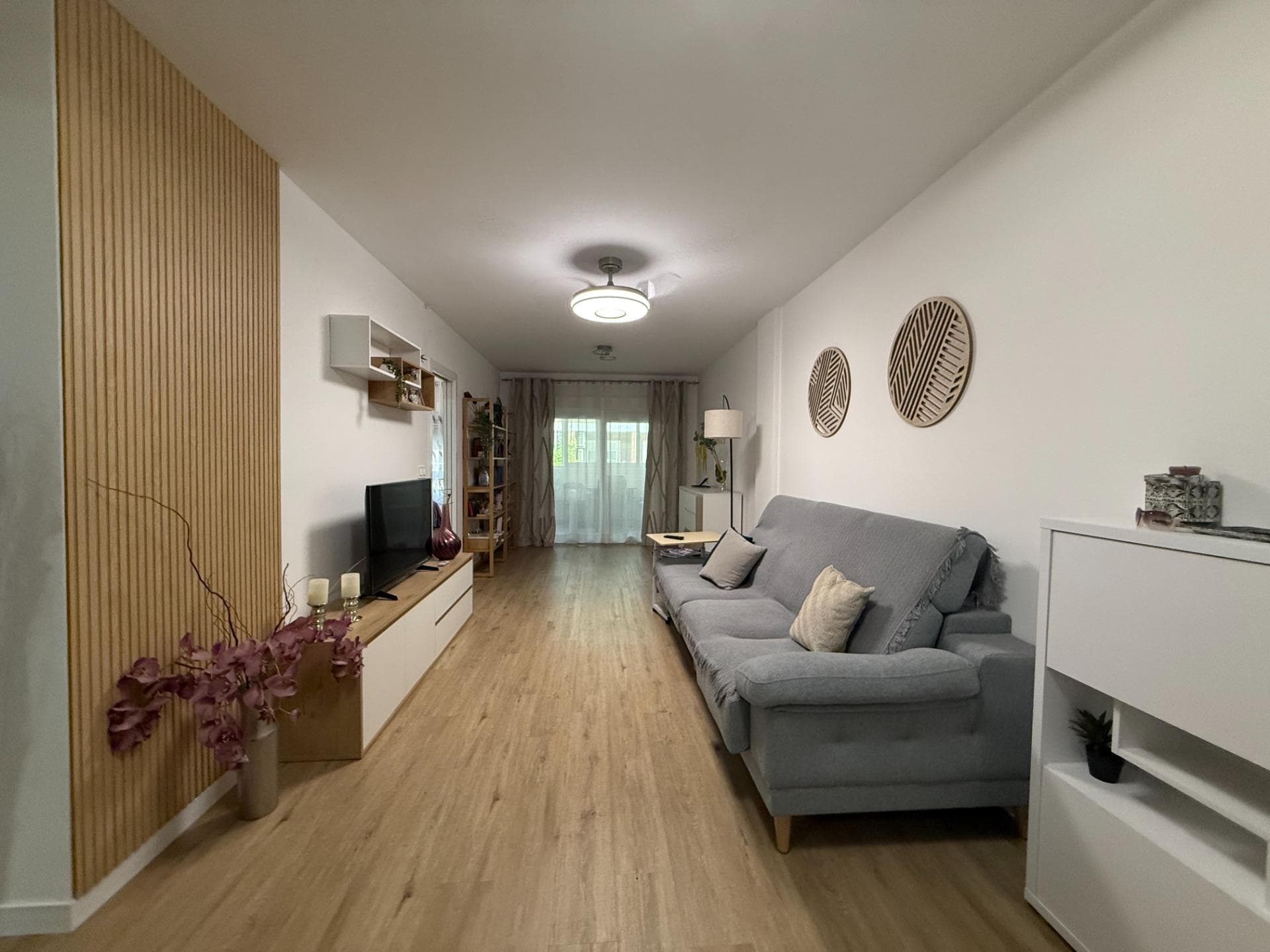 Located in a prime area of Torrevieja, within walking distance of the beach (500m), marina, shops and restaurants, this fully renovated apartment offers comfort and convenience in the heart of the city. The property features 3 bedrooms, 2 bathrooms, a fully equipped kitchen with a separate laundry area and a water filtration system. Situated on the first floor with lift access, it is sold fully furnished and equipped, ready to move in and enjoy. An ideal home, holiday getaway, or investment opportunity on the Costa Blanca