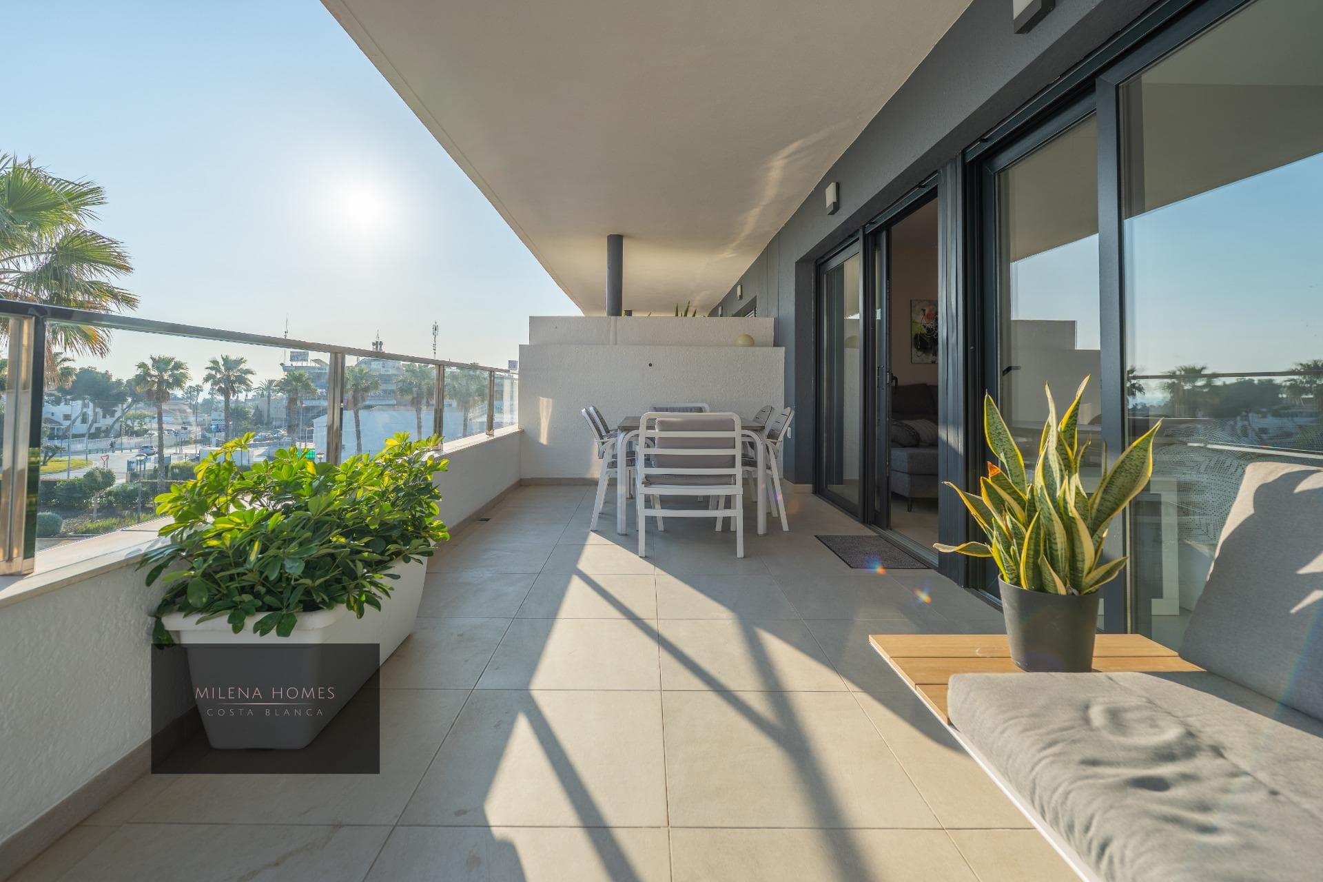 There are homes you visit… and others you feel from the very first moment. This sophisticated apartment on Calle Pablo Picasso is one of them. Located in the heart of Playa Flamenca, it perfectly combines contemporary style with the warmth of the Mediterranean surroundings. With 124 m² thoughtfully designed, every space has been created to offer openness, natural light and comfort. The living room, filled with natural light, opens onto a charming balcony where time seems to stand still — the perfect spot for sunny breakfasts or sunset evenings. The sleeping area features 3 elegant bedrooms, all with built-in wardrobes, and 2 fully equipped bathrooms with modern finishes, designed for everyday comfort. Built in 2020, the property reflects modern architecture, quality materials and excellent energy efficiency. 🌿 An exclusive lifestyle: Air conditioning and individual heating for year-round comfort Private parking space included for added convenience Storage room to maximise space and organisation Communal swimming pool surrounded by tranquillity, ideal for relaxation Located on a second-floor exterior with lift access, this home offers privacy, light and serenity within a well-maintained and select residential community. 💎 Living here means enjoying proximity to the sea, having all amenities within easy reach, and owning a home that conveys balance, quality and style in every detail. 📍 A unique property for those seeking more than just an apartment: a home with soul. 📞 Discover it in person… it will win you over.