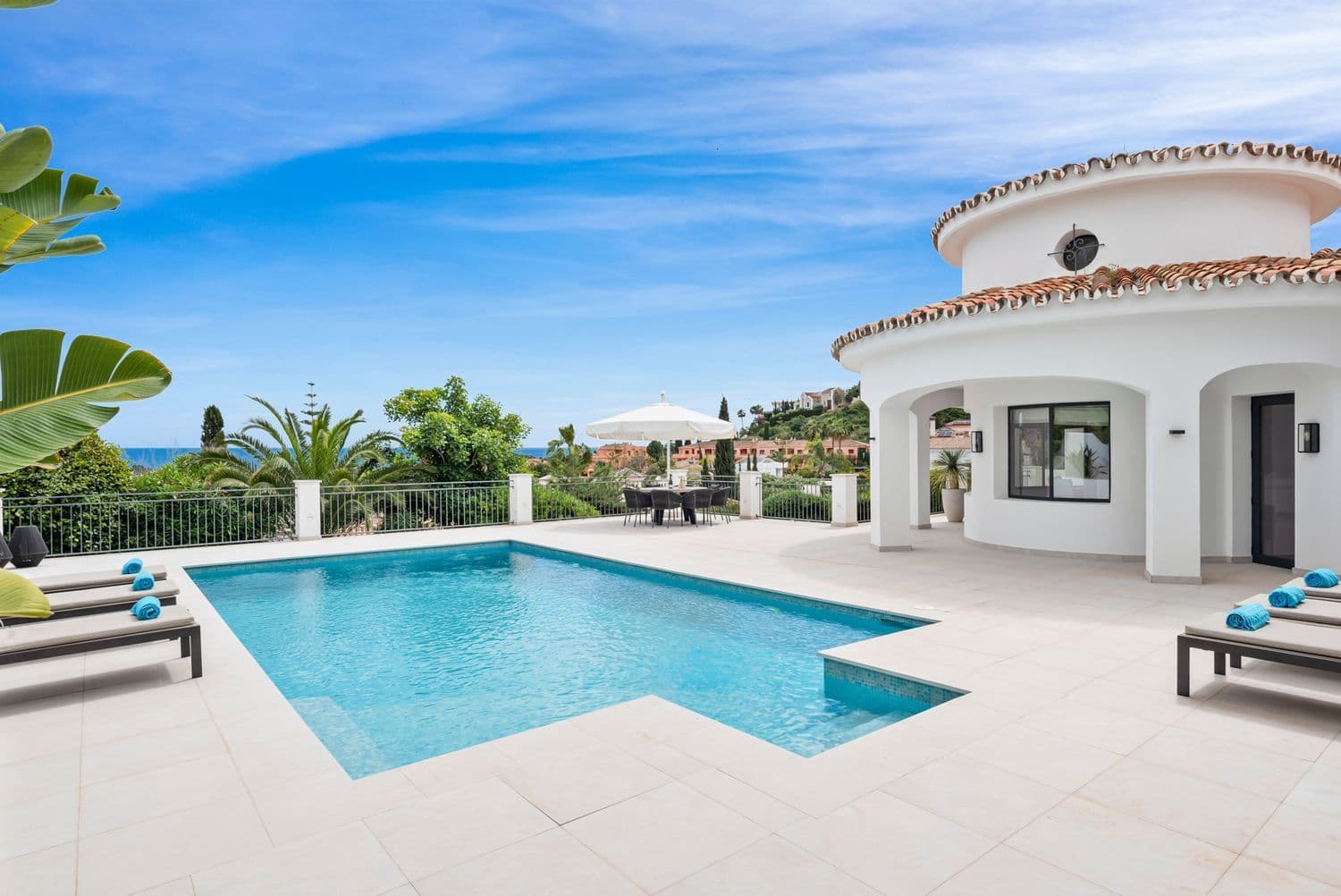 Renovated Andalusian villa with sea views, pool, and tourist license Spectacular fully renovated Andalusian-style villa with stunning panoramic sea views, located in a privileged area close to golf courses, schools, and all amenities. The property has 457 m² built on a plot of 1,308 m², combining modern design with traditional charm. It features 5 bedrooms and 5 bathrooms, a spacious living room with a designer gas fireplace, and a fully equipped open-plan kitchen with an island. Additionally, the house has underfloor heating throughout and a large garage. The exterior boasts a spectacular 200 m² terrace with an outdoor kitchen, perfect for enjoying the Mediterranean climate, along with a private pool and well-maintained gardens. ✔ Sea views ✔ Private pool ✔ 200 m² terrace ✔ Outdoor kitchen ✔ Underfloor heating ✔ Garage ✔ Valid tourist license ✔ Proven high profitability Ideal for both a permanent residence and an investment. ? For more information or viewings, do not hesitate to contact us.