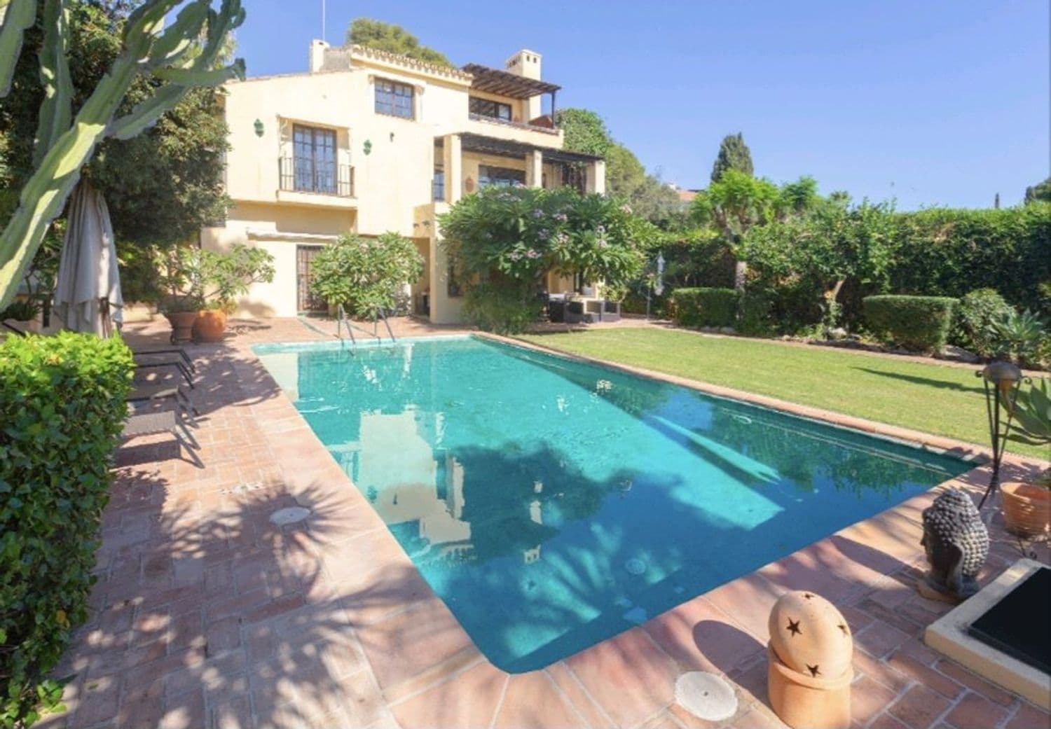 MARBELLA / ELVIRIA AREA PRICE: €1,400, 000 (Expenses Not Included) Contact: BY "ELITE SPACES" and "DIAMOND REAL ESTATE SERVICES" Discover a unique opportunity for investors or for those seeking to enjoy authentic Andalusian charm. This property offers enormous potential as a renovation project, allowing it to be transformed into a modern and exclusive home without losing its traditional Andalusian character and essence. Furthermore, we have a team of architects and interior designers who can advise you throughout the entire renovation process and explain all the possibilities during your visit. On the other hand, if you prefer to maintain its classic style, the house is in good condition and offers impressive sea views from practically every angle, being ready to move into. A versatile property, ideal both as an investment and for enjoying a home with character in a privileged location. For more information or to arrange a visit, do not hesitate to contact us. PROPERTY LAYOUT AND FEATURES Surfaces • Plot: 1,033 m² • Built area: 466 m² • Terraces: 82 m² Layout • 5 spacious bedrooms • 5 full bathrooms Extras • Private pool • Garage • Entertainment area and gym.