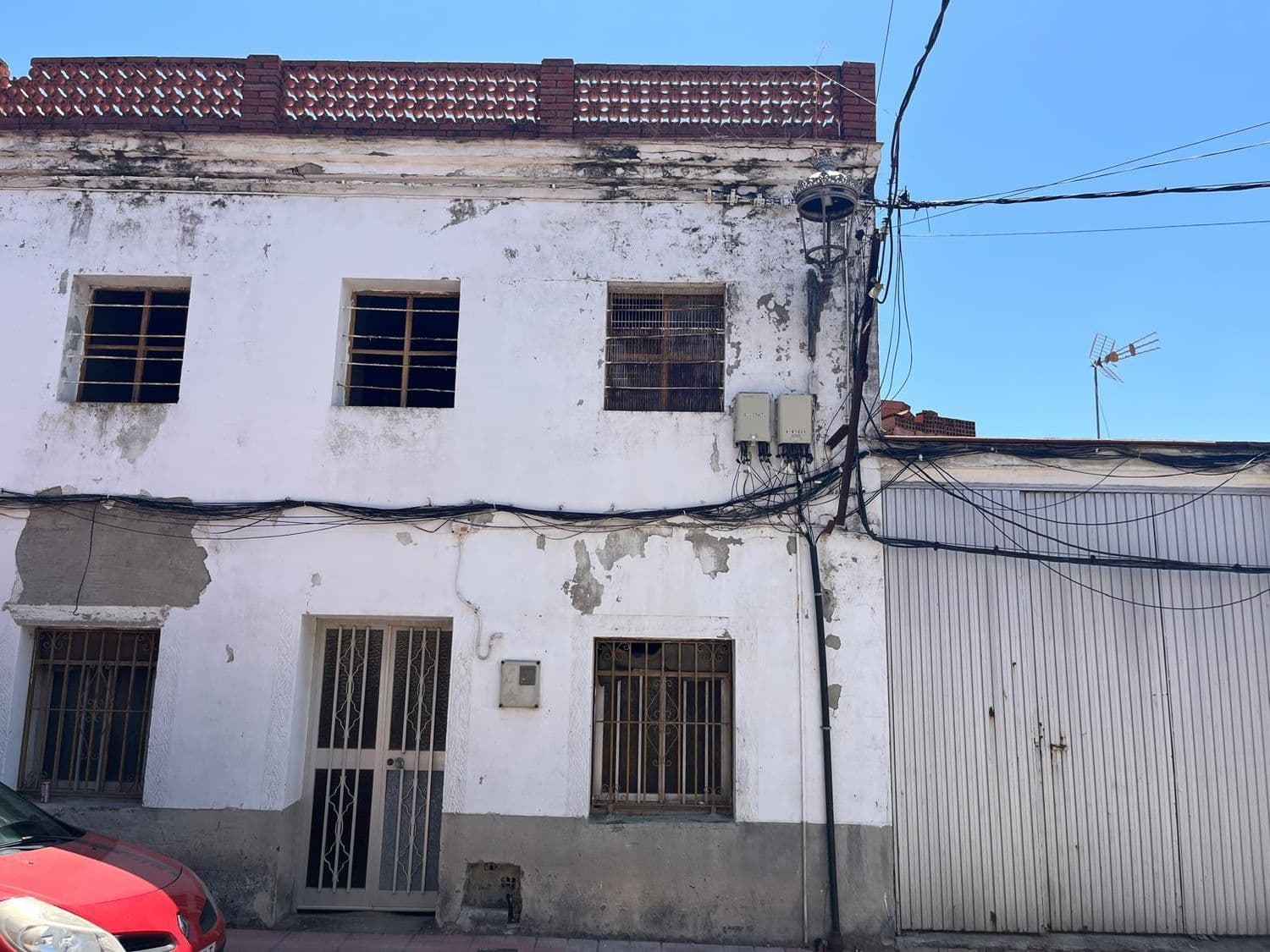 DRYING ROOM / CASARES (MALAGA) / INVESTMENT NON-MORTGAGEABLE PRICE: €145,000 / Previously €155,000 (Expenses Not Included) Contact: IDEAL FOR INVESTORS Unique Opportunity in El Secadero! Ideal for Investors or Developers – Project with Great Potential Property for sale with 290m² of surface area (10x29) in an excellent location in El Secadero, with project and budgets already available for rehabilitation. The property currently has a very solid structure that allows for two approaches: • Option 1: Expansion project to build up to 4 independent apartments. • Option 2: Utilize the current structure to create 2 homes with 2 bedrooms each, without the need for major structural work. Additionally, the property features: • Several parking spaces • Private garden • Terrace and rooftop with clear views A perfect opportunity for those looking to invest in a quiet area with good demand and in expansion. • Location: El Secadero (Cadiz – Campo de Gibraltar) • Total area: 290 m² • Project documentation and budgets available for review.