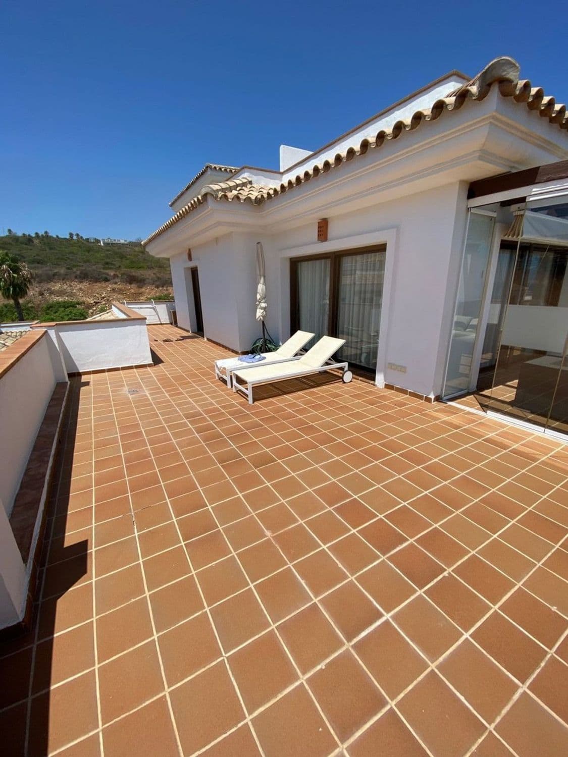 ALCAIDESA / PORTOFINO PRICE: €1,190, 000 (Expenses Not Included) Contact: Exclusive penthouse with panoramic views of the Bay and Gibraltar – Portofino Urbanization, La Alcaidesa Discover this fantastic penthouse of first-class qualities located in the quiet and prestigious Portofino Urbanization (La Alcaidesa), ideal for those seeking space, privacy, and spectacular views of the sea, Gibraltar, and the golf course. The property has 123 m² of interior space, designed to offer comfort and brightness. It features 2 spacious bedrooms with fitted wardrobes, a bathroom, and a large living room with an open-plan American-style kitchen, creating a modern and functional space perfect for enjoying with family or guests. One of the great attractions of this property are its extraordinary outdoor spaces: Terrace: 112 m² Private solarium: 73 m² From these, you can enjoy breathtaking panoramic views of the entire bay, Gibraltar, and the golf course, in addition to having more than enough space for a chill-out area, outdoor dining, or a solarium. Total area: 308 m² The property also includes: 2 garage spaces 1 storage room Elevator in the building 2 communal swimming pools Located in a very quiet urbanization, with walking access to the beach a short distance away via a path next to the golf course. An ideal property for a permanent residence, second home, or investment in one of the most sought-after areas of the Costa del Sol. ? More information:.