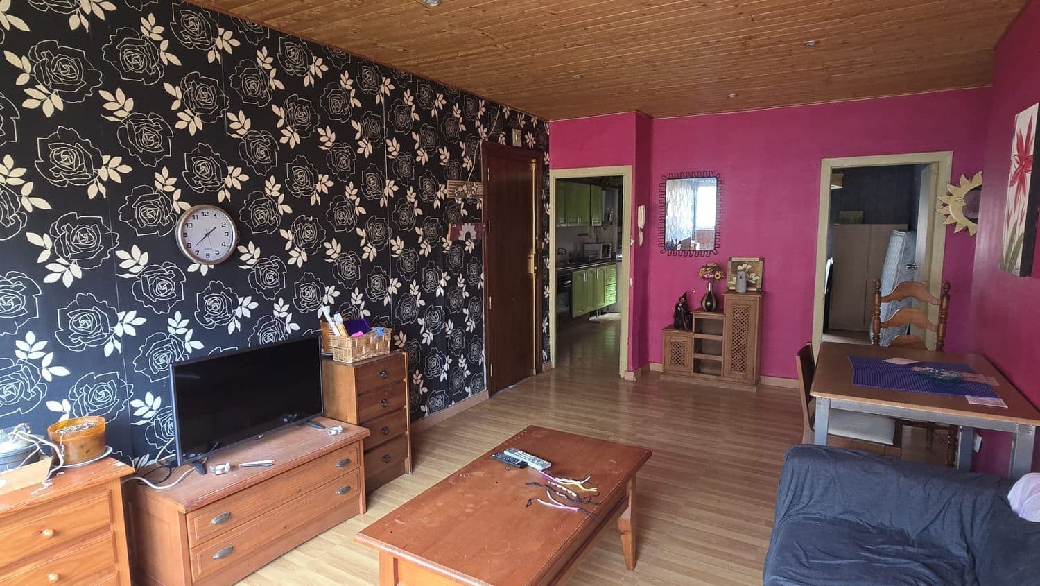 ALGECIRAS / LOS TOREROS PRICE: €75,000 (Expenses Not Included) Contact: ? Apartment for Sale in Los Toreros Cozy first-floor apartment for sale, with few and comfortable stairs, located in the Los Toreros area. A functional and bright home, ideal for both a first residence and an investment. ✨ Main features: ? Parquet floors? 3 bedrooms, with a spacious master bedroom? Spacious and very bright living room? Large kitchen with good storage space? Full bathroom with bathtub? First floor without elevator (easy access)? Condition: The apartment needs some improvements, although it is currently ready to move into without problems, offering the opportunity to update it to your liking progressively.