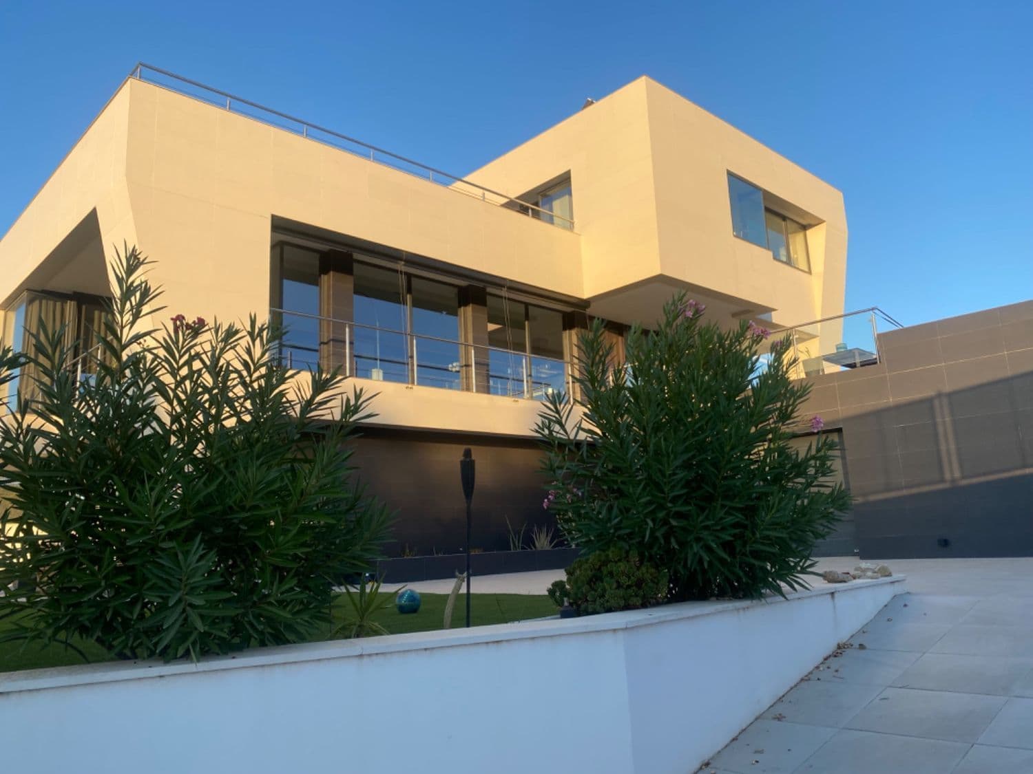 ✨ EXCLUSIVE DETACHED VILLA WITH POOL AND LARGE PLOT ✨ Agency Fees Not Included Discover this spectacular detached villa designed to enjoy maximum comfort, spaciousness, and privacy, located on a plot of 1,150 m². The house has a total of 342 m² of constructed usable space, distributed as follows: 251.60 m² above ground, with spacious and very bright rooms 139.93 m² below ground, where the garage is located in the basement, ideal for several vehicles and storage area It has 3 spacious bedrooms and 3 bathrooms, offering comfort and functionality for the whole family. Outside, the property stands out for its impressive private pool of 50 m², surrounded by garden areas perfect for relaxation and outdoor leisure. It also has a solarium on the roof, an ideal space to relax, sunbathe or enjoy unobstructed views. An exclusive villa that combines space, privacy and quality of life, perfect both as a permanent residence and as a high-level investment.