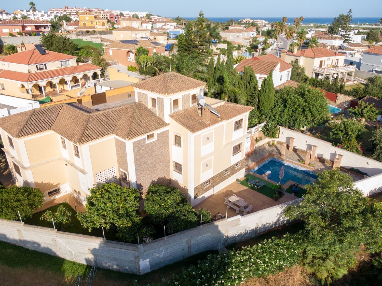 SANTA MARGARITA / LA LINEA PRICE: €875,000 (Expenses Not Included) CONTACT: Sale of Exceptional Villa in La Línea Discover this impressive villa in a privileged residential area, just 2 km from La Línea and only a 3-minute walk from the beach. Outstanding features: Distribution on 3 levels: Ground floor, 1st floor and Castillete. 5 bedrooms and 5 bathrooms (plus 1 toilet). Spacious areas: 2 living rooms and a fully equipped kitchen. Exotic garden and independent swimming pool. Garage for 3 cars and barbecue area. Independent air conditioning in all rooms. Impressive panoramic views from the terrace. Built with the best materials and qualities, this villa offers an unparalleled lifestyle. Ideal location: Gibraltar: 5 minutes Sotogrande: 15 minutes Marbella: 30 minutes Malaga: 1 hour Don't miss the opportunity to live in this magnificent property! Contact us for more information or to schedule a visit. villaForSale Villa Chalet ChaletForSale Sale PropertyForSale ForSale LaLinea lalineadelaconcepcion SantaMargarita Real Estate realestate trustedrealestate ForSale realestateagent.