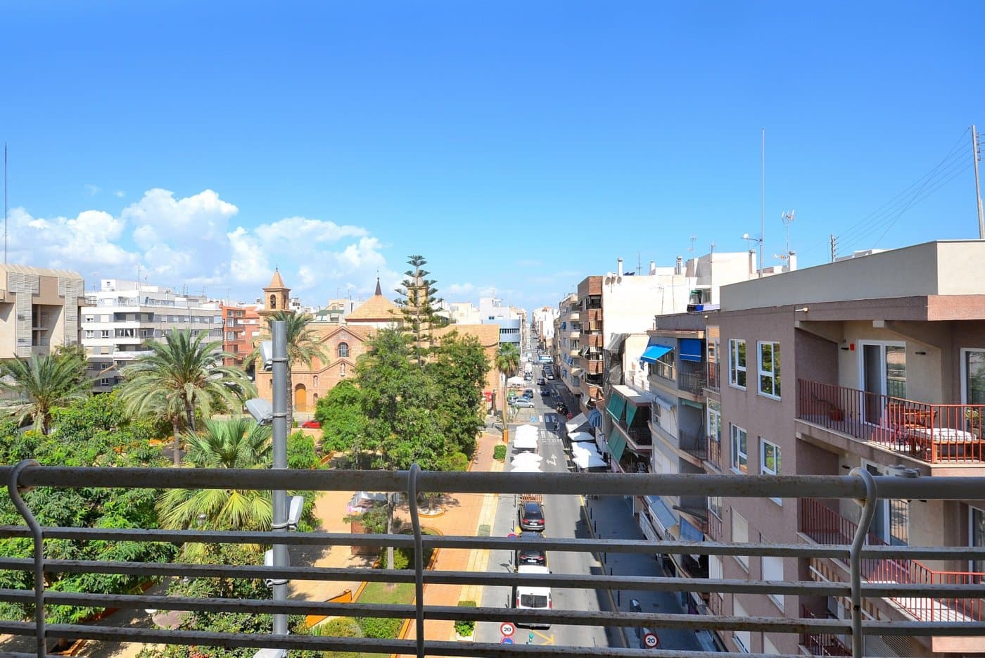 Discover this impressive 113 m² apartment, perfect for families or those seeking an investment in a prime location. The layout includes 4 spacious bedrooms, 2 full bathrooms, an independent kitchen with a utility area, and a bright, spacious living room with spectacular views of the Town Hall Square and Torrevieja’s main church. Equipped with air conditioning and central heating, it ensures comfort all year round. Located in the heart of Torrevieja, just steps away from all amenities and the Real Club Náutico, you can enjoy stunning seaside strolls. The Acequión Beach is only a 10-minute walk away. Set in a building that is fully accessible for people with reduced mobility, this apartment combines spaciousness, elegance, and an unbeatable location. An additional garage option is available in the theatre square parking lot for €9,000, making this property even more convenient. Don’t miss this unique opportunity to live in one of the most sought-after areas of Torrevieja! The home of your dreams is waiting for you.