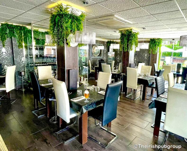 Restaurant for Rent – PORTOBELLO in Villamartín Plaza | Prime Location Next to Golf Course A restaurant is available for rent (lease): PORTOBELLO, located in a privileged position inside the well-known Villamartín Plaza, just a few meters from the prestigious Villamartín Golf Club, one of the most established golf courses on the Costa Blanca. Orihuela Costa is one of the most sought-after coastal areas in the region, known for its international community, year-round tourism, and excellent leisure infrastructure. Villamartín Plaza is a vibrant commercial and social hub, offering a wide selection of restaurants, bars, shops, live entertainment, and outdoor terraces. It attracts a constant flow of both residents and visitors throughout the year, making it a highly active and dynamic location for hospitality businesses. Property features Seating capacity: 60 customers indoors Large outdoor terrace with capacity for 60 additional customers Excellent visibility and constant foot traffic All licenses and legal documentation in place Fully ready to start operations immediately Financial conditions Monthly rent: €2,500 Initial deposit: €70,000 Of this deposit, €60,000 will be refunded at the end of the lease contract under agreed conditions This is an excellent opportunity for hospitality professionals or investors looking to operate in one of the most in-demand areas of the Costa Blanca. For more information or to arrange a viewing, please contact us.