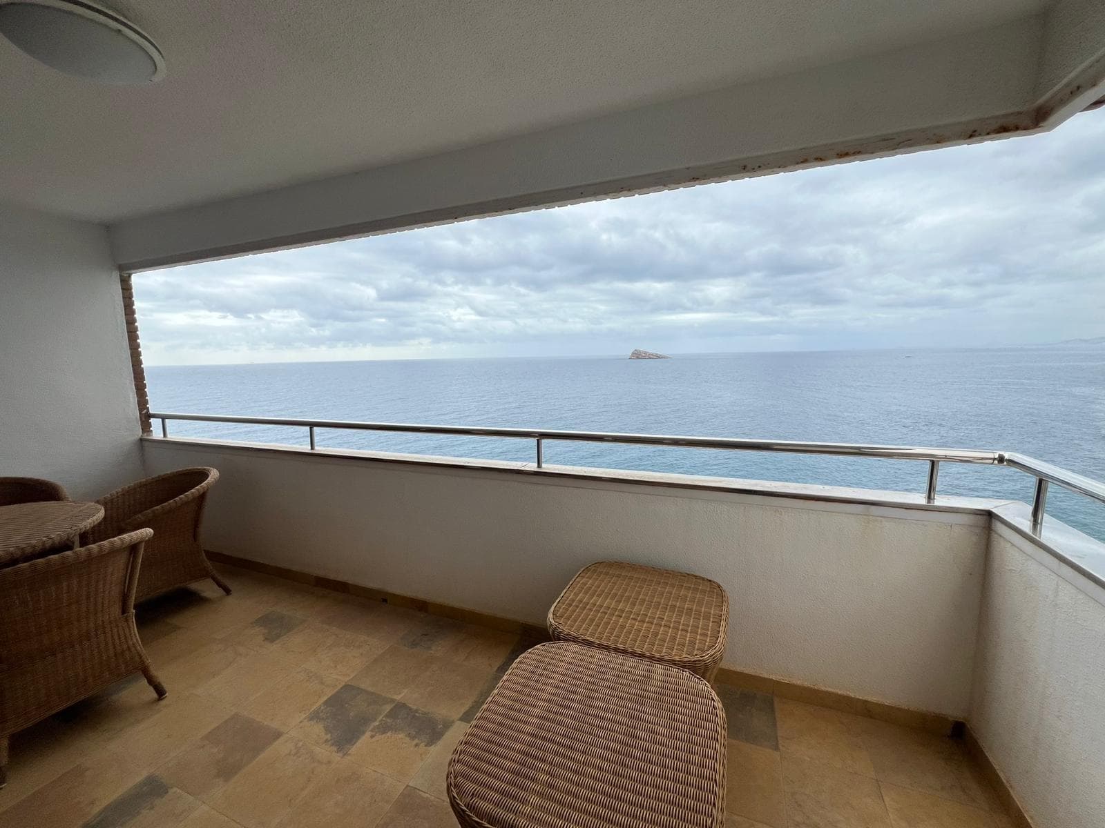 Spacious and Modern Renovated Apartment in the Heart of Rincón de Loix, Benidorm Discover this exceptional renovated apartment located in the coveted area of ​​Rincón de Loix Cruz, a coastal gem that combines comfort and style. With a constructed area of ​​132 m² and a usable area of ​​120 m², this property features three bright double bedrooms, ideal for families or groups. Enjoy all-day sunshine thanks to its south-facing orientation. The property includes two modern full bathrooms for additional comfort. The private 18 m² terrace is perfect for enjoying the Mediterranean climate while relaxing outdoors. The complex features a communal pool surrounded by leafy trees that provide a peaceful setting next to the nearby mountains. In addition, you will have private access to a parking space included in the property offer, adding practical value to your daily life. This apartment not only stands out for its quality construction but also for its location close to both the beach and essential services: supermarkets, restaurants, and public transportation are all within easy reach.
