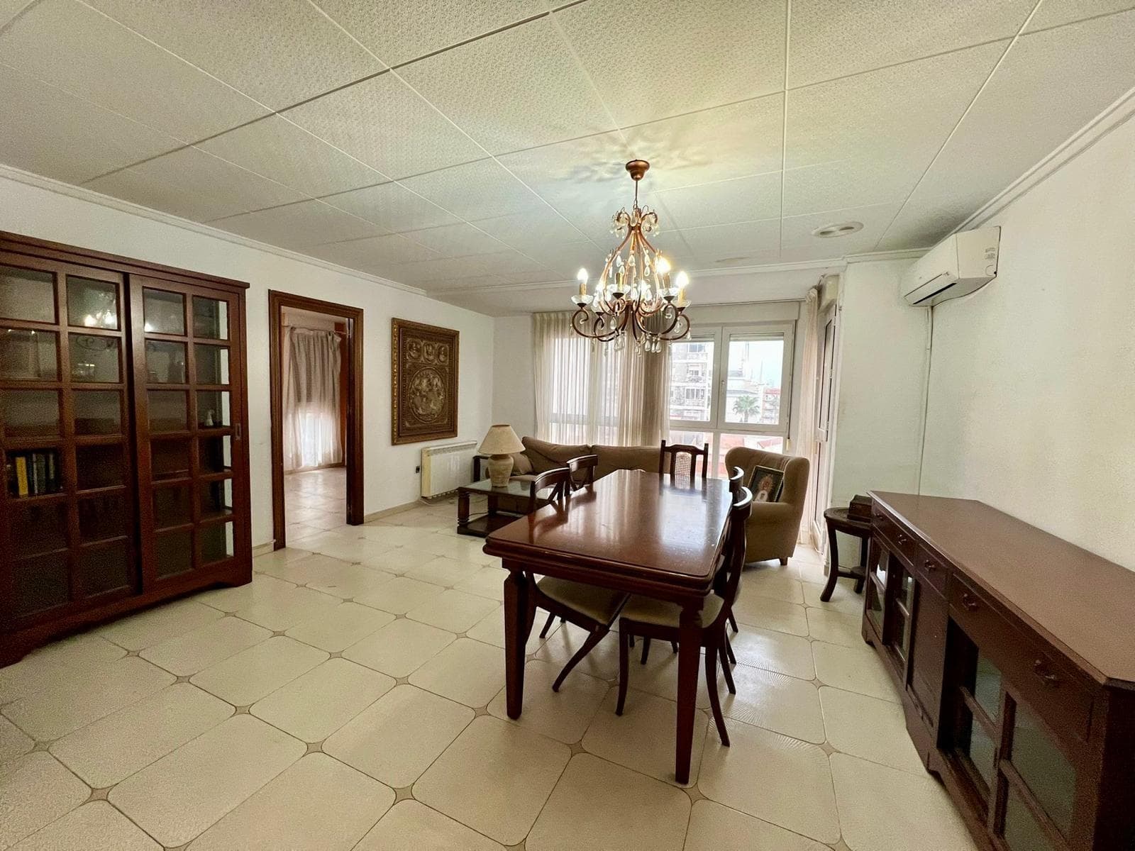 Spacious Apartment for Sale in the Center of Torrevieja 112 m² apartment located in the heart of Torrevieja, just 300 meters from the well-known Natural Pools, one of the most popular spots in the city to enjoy the sea with calm swimming areas and a beautiful seaside promenade. The property features: 4 spacious bedrooms 2 full bathrooms Bright living room with air conditioning Independent kitchen Private solarium on another floor, perfect for enjoying the sun and the pleasant Mediterranean climate all year round. The apartment is also just a short walk from Plaza de la Ermita, a lively central area surrounded by shops, cafés, services, and everything needed for daily life. The property is located on the third floor without an elevator. An excellent opportunity both as a permanent residence, holiday home, or investment property, thanks to its prime location close to all amenities and only a few minutes’ walk from the sea.