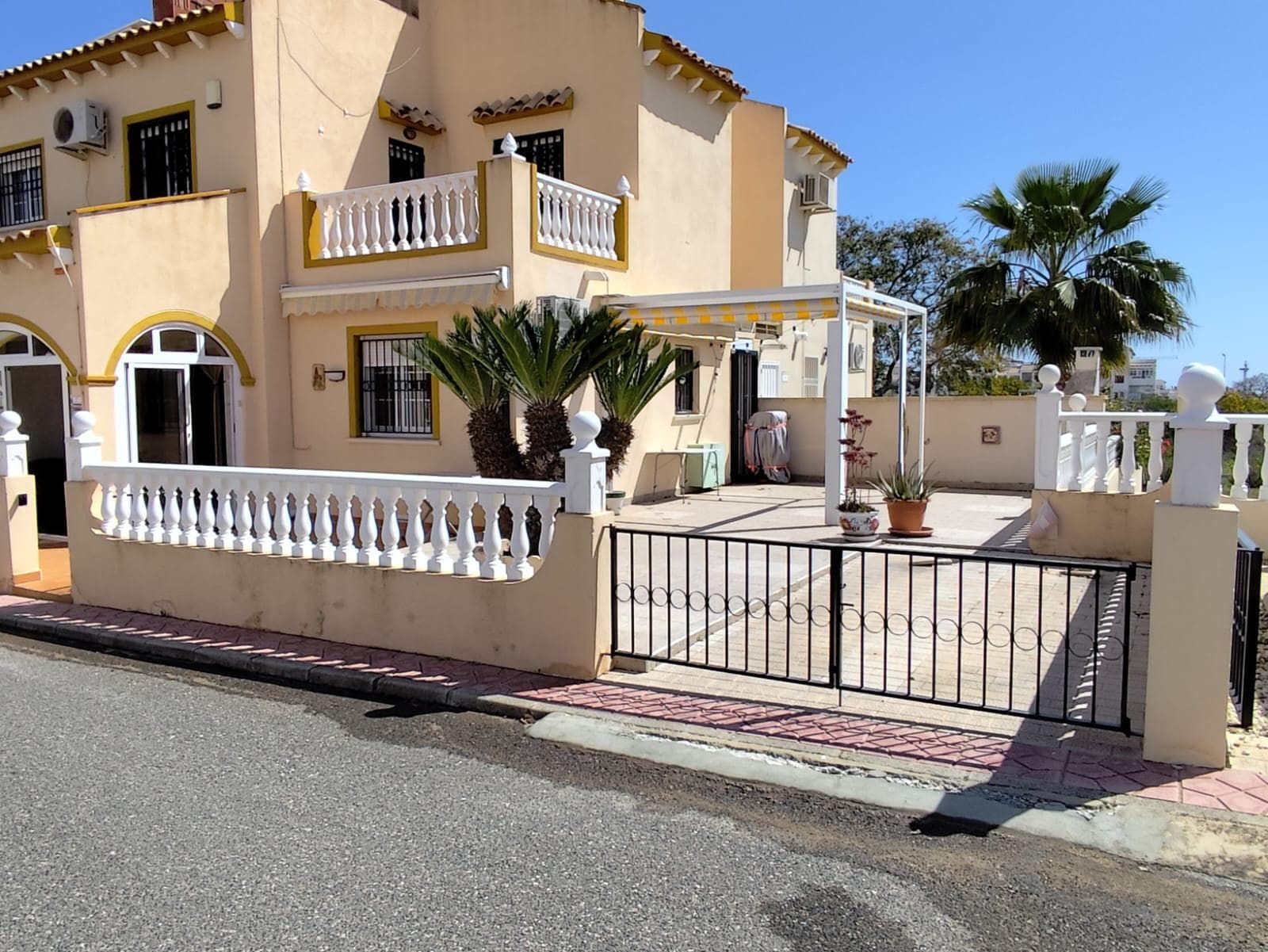 Bungalow with large garden, terrace and solarium in Orihuela Costa (Perla del Mar IV) For sale: bungalow located in the Perla del Mar IV residential complex in Orihuela Costa, in a quiet and well-connected area. Ideal as a permanent home, holiday property, or investment. The property features 2 bedrooms and 2 bathrooms, a spacious living-dining room, fully equipped kitchen, and utility room. It is sold fully furnished and includes air conditioning, ready to move in. It stands out for its generous outdoor space: a private 60 m² garden, large terrace, and solarium, perfect for enjoying the sun all year round. The residential complex offers a communal swimming pool and well-maintained common areas. 2 bedrooms 2 bathrooms Private garden (60 m²) Terrace and solarium Air conditioning Fully furnished Communal swimming pool Year of construction: 2002 Located close to all amenities, beaches, shops, and leisure areas. An excellent opportunity on the Costa Blanca.