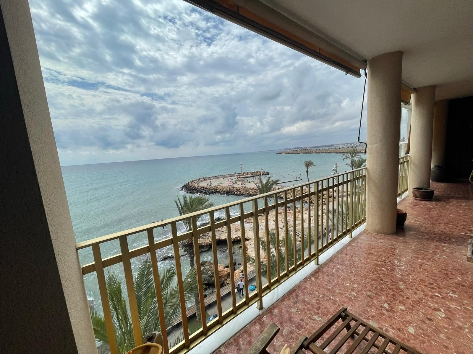 Exclusive Seafront Property on Paseo Juan Aparicio – Torrevieja Discover this outstanding property located in the very heart of Torrevieja, right on the front line of the iconic Paseo Juan Aparicio, boasting stunning open views over the Mediterranean Sea. With 160 m² built area, this home stands out for its generous space and well-designed layout, making it ideal both as a permanent residence or a high-potential investment. It features 4 bedrooms and 3 bathrooms, offering comfort and flexibility for families or those seeking a spacious seaside property. The bright and spacious living-dining area opens onto a lovely terrace with panoramic sea views — the perfect spot to relax and enjoy unforgettable sunsets. The kitchen is independent and includes a utility/laundry area, adding practicality to everyday living. Additional features include built-in wardrobes, a storage room, and a private parking space — highly valuable assets in this sought-after location. Situated on the 4th floor, the property is in good condition, with excellent potential for renovation to achieve a more modern style and further increase its value. Annual Costs: Property tax (IBI): €607 Community fees: €815 A unique opportunity to acquire a property in one of the most desirable areas of the Costa Blanca, surrounded by all amenities, restaurants, leisure options, and with direct access to the seafront promenade. Perfect as a year-round residence or as a high-yield investment.