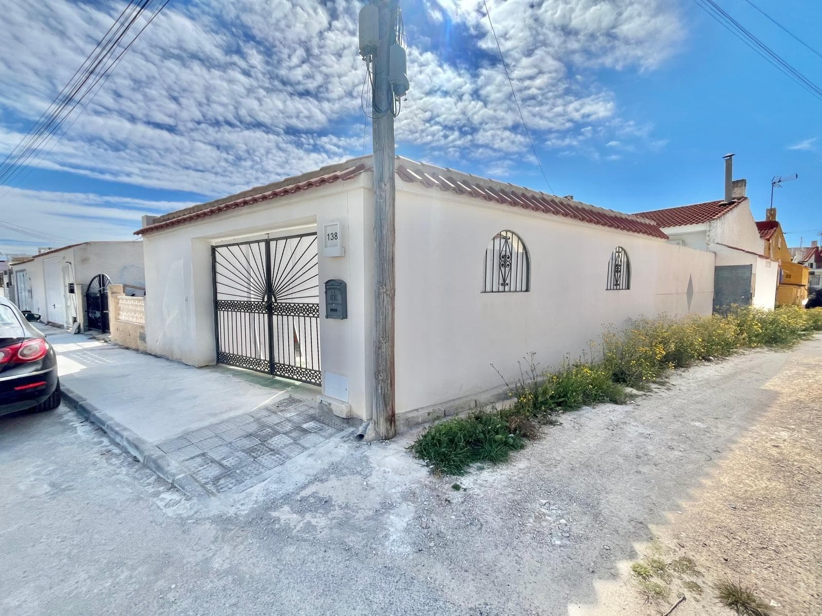 Corner bungalow with large terrace and parking – Torretas III, Torrevieja Corner bungalow for sale in Torretas III, a quiet area of Torrevieja, ideal as a permanent home, holiday property or investment. The property offers extra privacy thanks to its high walls and corner position. Layout: 2 bedrooms 1 fully renovated bathroom Brand new, modern kitchen Separate utility area with washing machine and water heater Outdoor space: Spacious 32 m² terrace Private access with space to park 1 or even 2 cars inside the plot Condition: Semi-renovated property (new kitchen and bathroom) Location: Close to all amenities: supermarkets, public transport, leisure areas and just a few minutes from the beaches of Torrevieja. Perfect for those looking for outdoor space, privacy and comfort. Contact us for more information or to arrange a viewing.