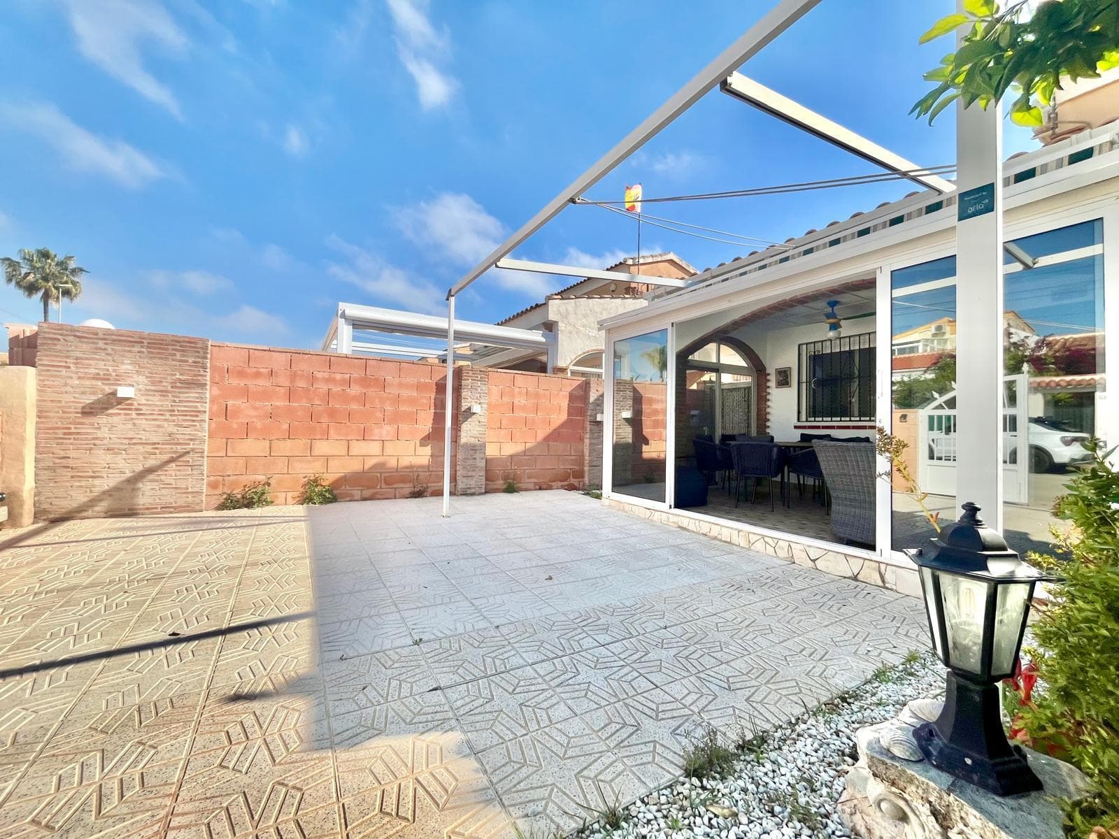 Detached villa with solarium and option for private pool in Las Mimosas – Orihuela Costa Enjoy sunshine all year round just 2 km from the sea ☀️ A detached home full of potential, with generous outdoor space and the option to build your own private pool for only €15,000. Perfect as a permanent residence or a smart investment in one of the most sought-after areas of Orihuela Costa. Detached villa for sale in the exclusive area of Las Mimosas, Orihuela Costa. Located in a მშვიდ and pleasant environment, this property offers the perfect balance between privacy and proximity to the sea, just 2 km from the beautiful beaches of Orihuela Costa—ideal for enjoying the Mediterranean lifestyle all year round. The property benefits from a west-facing orientation, ensuring excellent natural light in the afternoons and creating a warm and inviting atmosphere. It is equipped with air conditioning for maximum comfort throughout the year. The villa features 2 spacious bedrooms and 2 bathrooms, including a master bedroom with an en-suite bathroom and direct access to a large solarium—perfect for relaxing or enjoying the views. There is also the possibility of creating a third bedroom on the ground floor by enclosing part of the L-shaped living room. Outside, the property offers multiple storage rooms and plenty of space around the house, providing extra convenience and flexibility. There is also a dedicated laundry area. The property includes access to a communal swimming pool and offers the possibility of building a private pool for an approximate cost of €15,000, adding even more value and exclusivity. An excellent opportunity as a permanent home, holiday retreat, or investment in one of the most desirable areas of Orihuela Costa.