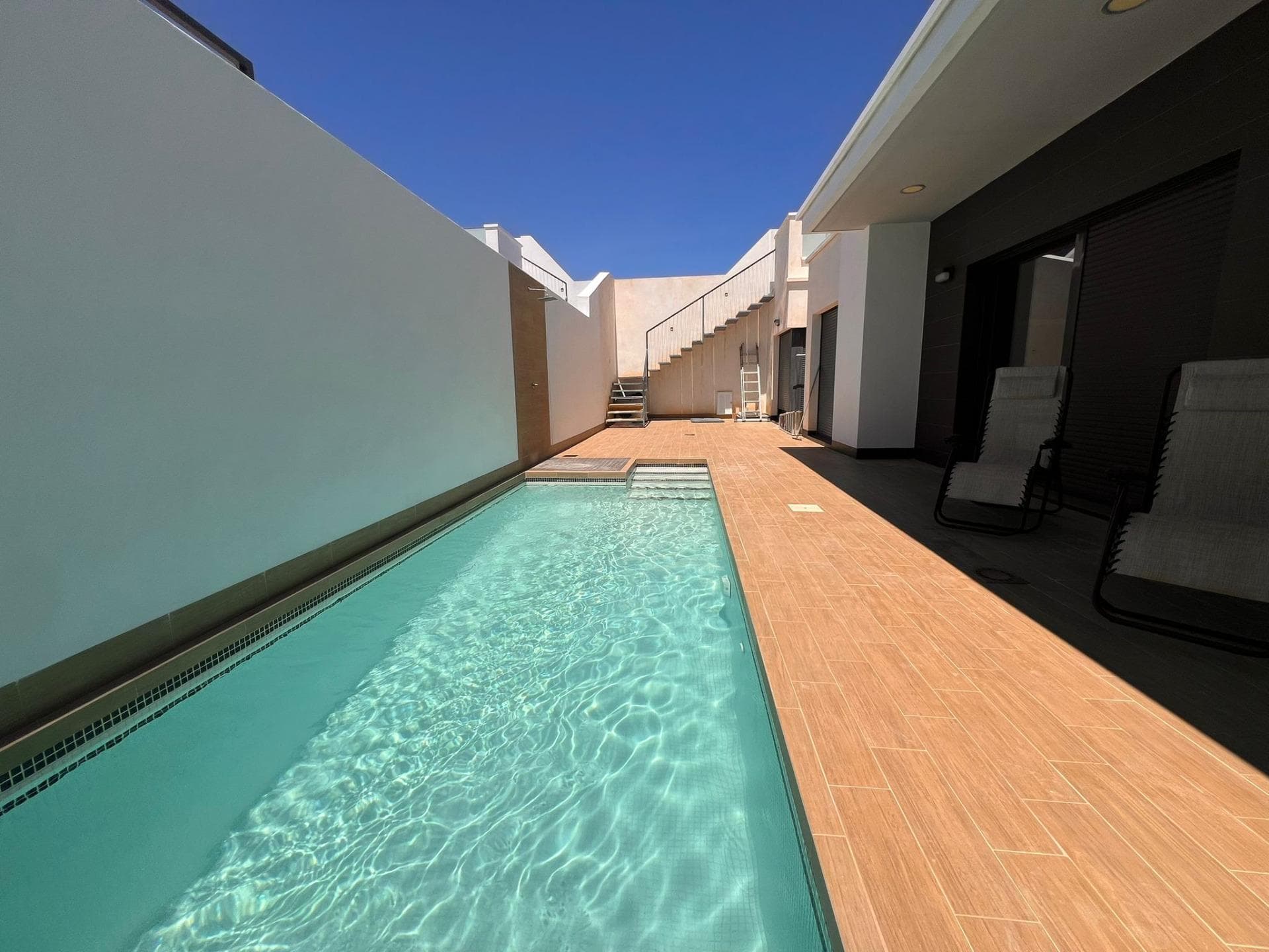 Modern Semi-New Villa with Private Pool in Altos de Cabo Roig Discover this fantastic modern-style detached villa, built in 2015, located in the exclusive area of Altos de Cabo Roig, one of the most sought-after residential areas thanks to its tranquility and excellent connection to the coast. The property sits on a 266 m² plot and offers 96 m² of built space, thoughtfully distributed to maximize comfort and natural light. It features 3 spacious bedrooms and 2 bathrooms, one of them en-suite, providing added convenience and privacy. The living room, with an open-plan modern kitchen, creates a bright and welcoming space with direct access to the private infinity-style swimming pool, perfect for enjoying the Mediterranean climate. The ground floor also includes a lovely terrace with a barbecue area. Upstairs, you’ll find a large solarium with open views and distant sea views, ideal for relaxing or entertaining. Located within the Tabora residential complex, a gated community with security, offering peace of mind and well-maintained communal areas. The property also benefits from a communal swimming pool, in addition to its private pool. Key features include: Central air conditioning (hot and cold) Private parking space within the plot Excellent orientation and natural light Contemporary “new-build style” design Just 5 minutes by car from the best beaches of Orihuela Costa, including La Zenia, Cala Capitán, Cabo Roig, and Campoamor, known for their crystal-clear waters, and close to all amenities such as restaurants, shopping centers, and leisure areas. An ideal opportunity as a permanent residence, holiday home, or investment.