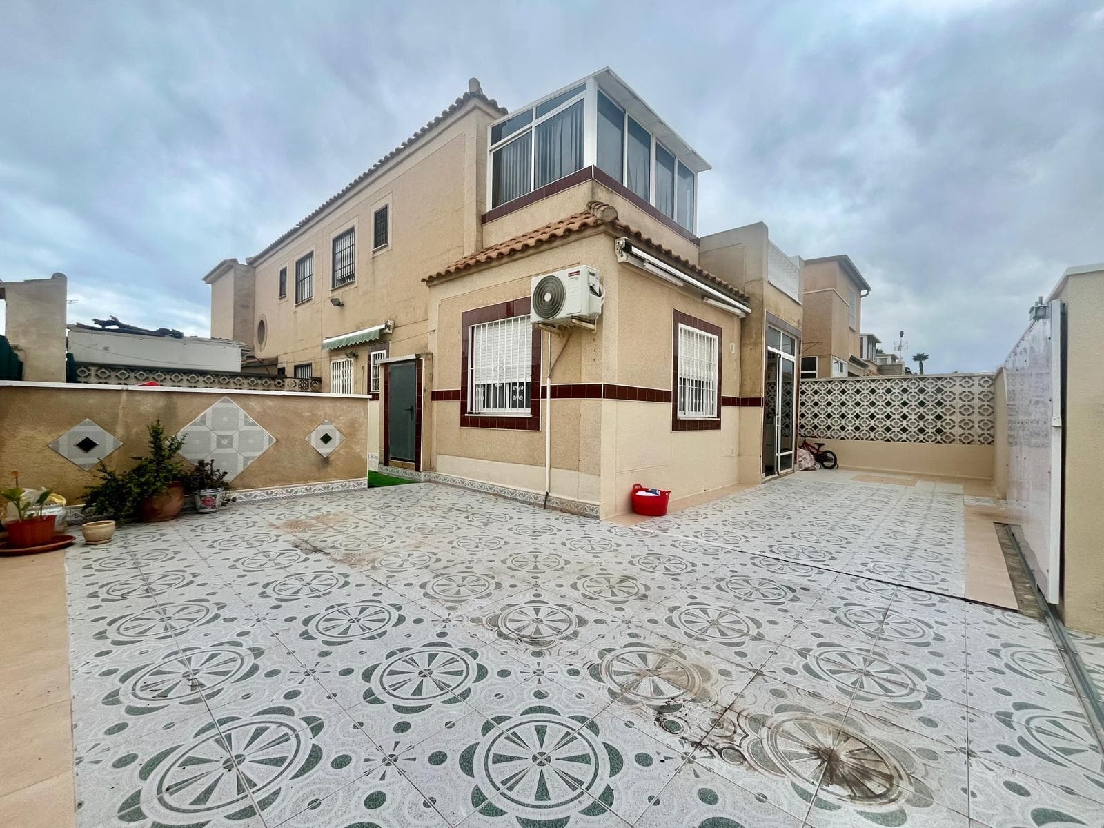 Corner Bungalow with Large Terrace and Solarium in Residencial Paraje Natural – Torrevieja Fantastic corner bungalow for sale in the well-known Residencial Paraje Natural in Torrevieja, a quiet and well-maintained residential complex with beautiful green areas and a large communal swimming pool with natural grass. The property stands out for its spacious private terrace, perfect for enjoying outdoor living all year round. It features a sliding gate and private parking space inside the plot. The terrace also includes a children’s play area. Layout: Ground floor: Spacious living room with open-plan kitchen Kitchen with pantry/storage room 2 bedrooms 1 full bathroom Upper floor: Master bedroom 1 full bathroom Large private solarium The solarium includes a glazed enclosed area currently used as an office, with the possibility of converting it into an additional bedroom. Located next to the Natural Park of La Mata and Torrevieja Lagoons, in a pleasant and well-connected area, close to supermarkets, services, schools and only a few minutes from the beaches. Main features: Corner property Large private terrace Private parking inside the plot 3 bedrooms 2 bathrooms Spacious solarium Glazed multipurpose room Communal swimming pool Beautiful green areas Quiet and family-friendly residential complex Ideal as a permanent home, holiday property or investment opportunity.