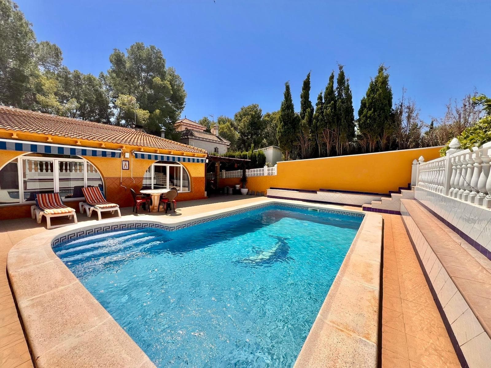 Detached villa with large plot and private pool in Los Balcones Magnificent detached villa for sale in one of the most peaceful and sought-after areas of Torrevieja: Los Balcones. This well-known residential area is appreciated for its quiet atmosphere, spacious properties, and excellent access to all amenities. Close to supermarkets, restaurants, shopping centres, and green areas, it is ideal both as a permanent residence and as a holiday home. The property sits on a large 670 m² plot with 143 m² built area, offering a comfortable and practical layout. The house features: 2 spacious bedrooms 1 full bathroom Independent kitchen Two large living rooms: one interior lounge and another glazed lounge with plenty of natural sunlight throughout the year Glazed terrace Air conditioning in the bedrooms and living room Outside, the property offers an excellent space designed for relaxation and enjoyment: Large private swimming pool Wellness area with bathroom, sauna, and shower Dedicated barbecue area Garden area with trees and green spaces Parking space within the plot for more than 5 cars The property is in very good condition, carefully maintained, and tastefully decorated. In addition, it is located just 10 minutes from the beaches of Orihuela Costa, well known for their crystal-clear waters, beautiful coves, promenades, and excellent selection of restaurants, leisure activities, and services all year round. A property offering space, privacy, and all the comforts needed to enjoy the Mediterranean lifestyle. For more information or to arrange a viewing, please get in touch.
