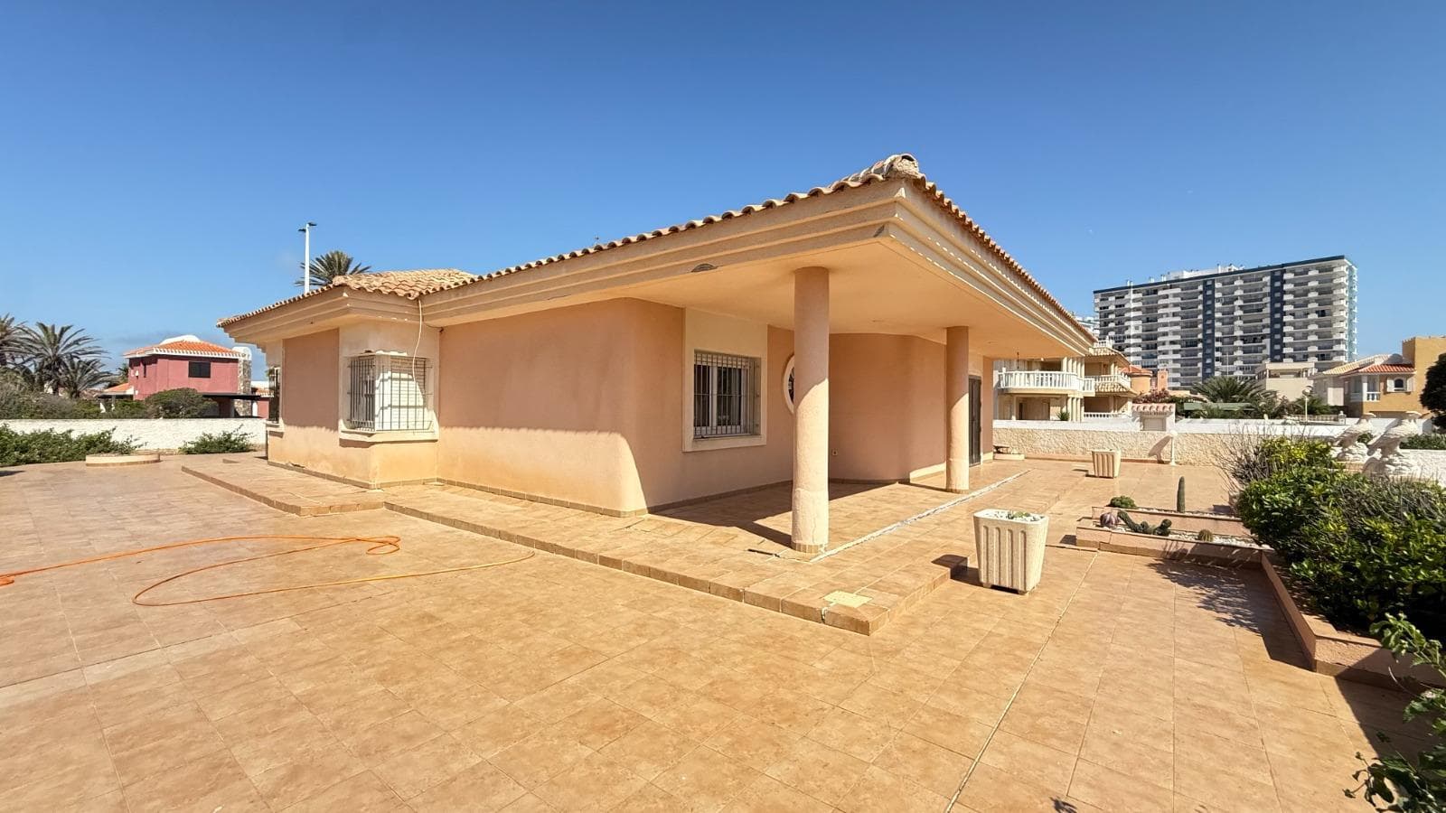 Exclusive Detached Villa Just 30 Metres from Bellavista Beach in La Manga del Mar Menor Living by the sea is a true privilege, and this magnificent detached villa located at Km 6 of La Manga del Mar Menor offers the opportunity to enjoy it every day. Situated just 30 metres from Bellavista Beach, one of the most sought-after areas of La Manga, known for its peaceful atmosphere, family-friendly environment and beautiful sandy shoreline, this property combines space, comfort and an exceptional location. Built on a 613 m² plot, the villa offers a total constructed area of 304 m², thoughtfully distributed to provide maximum comfort and functionality. The property features 4 spacious bedrooms, 2 full bathrooms (one of them en-suite), a bright and welcoming living-dining room, and a fully independent kitchen with a separate utility/laundry area. One of the property's standout features is its impressive 153 m² basement, a versatile space with room for several vehicles, storage, a gym, entertainment area or any other use you may envision. The generous porches and terraces allow you to fully enjoy the outstanding Mediterranean climate all year round. Imagine having breakfast while listening to the sound of the sea, relaxing in the sunshine or taking a stroll along the beach just moments from your front door. The villa is sold fully furnished and equipped, ready to move into. In addition, it is conveniently located close to supermarkets, restaurants, cafés and leisure facilities, making it an excellent choice as a permanent residence, holiday home or investment property in one of the most desirable areas of La Manga. Properties with these characteristics, offering over 600 m² of private land and located just a few steps from a beach as highly regarded as Bellavista, are becoming increasingly rare to find. A unique opportunity to enjoy the authentic Mediterranean lifestyle in an exceptional coastal setting.